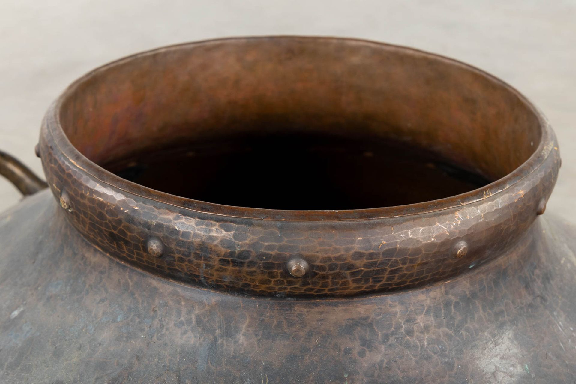 A large kettle, copper with brass rivets. (L:70 x W:80 x H:45 cm) - Bild 8 aus 11