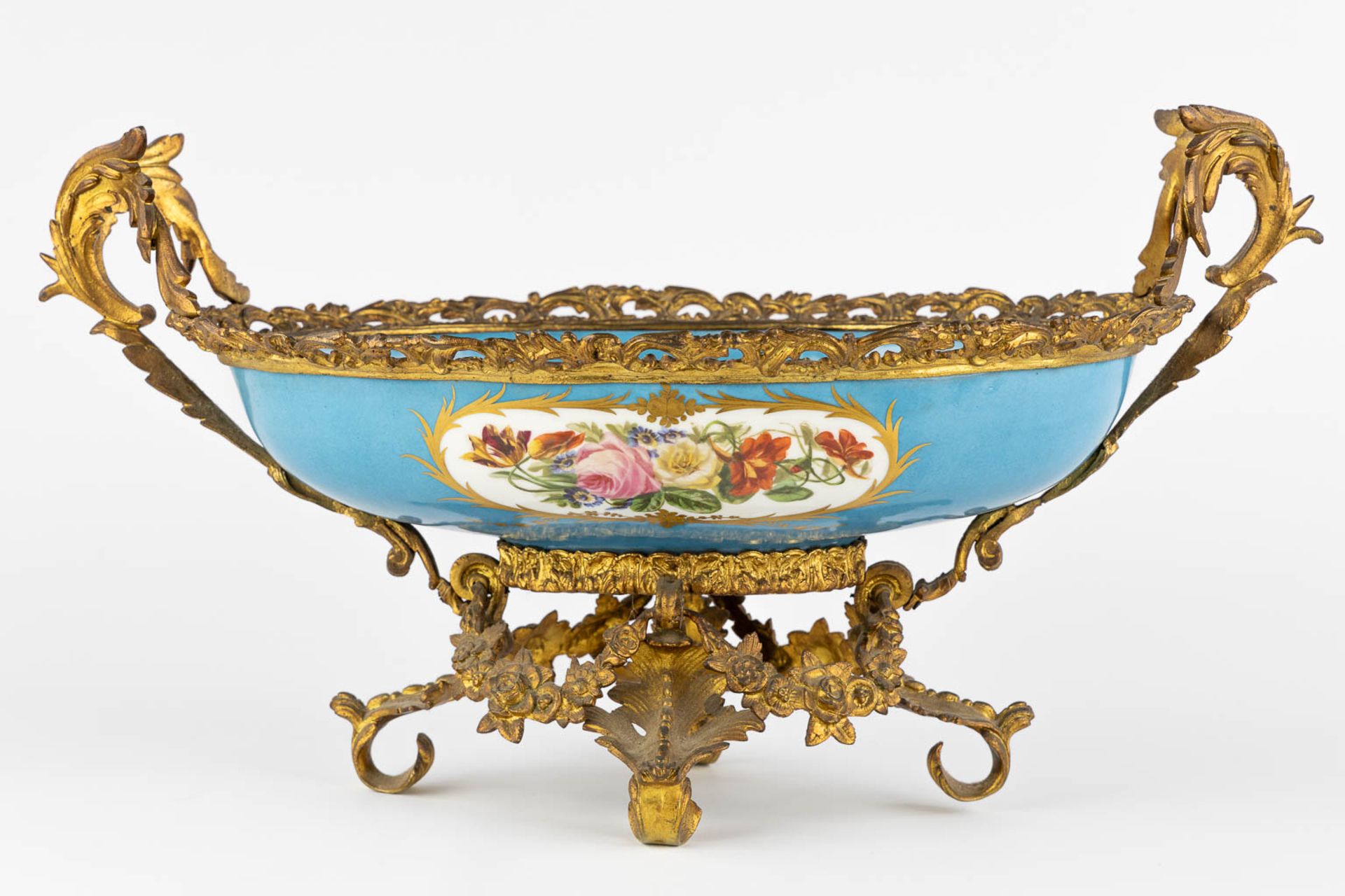 A large bowl with hand painted floral and romantic scne, mounted with gilt bronze. 19th C. (L:32 x - Bild 3 aus 14