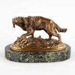 A figurine of a dog, patinated bronze on a marble base. 19th C. (L:14 x W:23 x H:14 cm)
