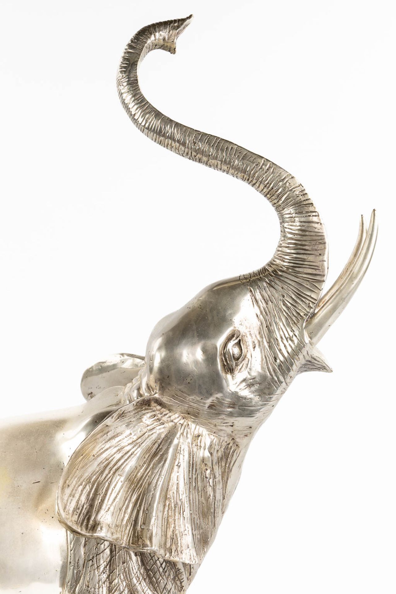 A large figurine of an elephant, silver-plated bronze. (L:28 x W:48 x H:64 cm) - Bild 8 aus 12