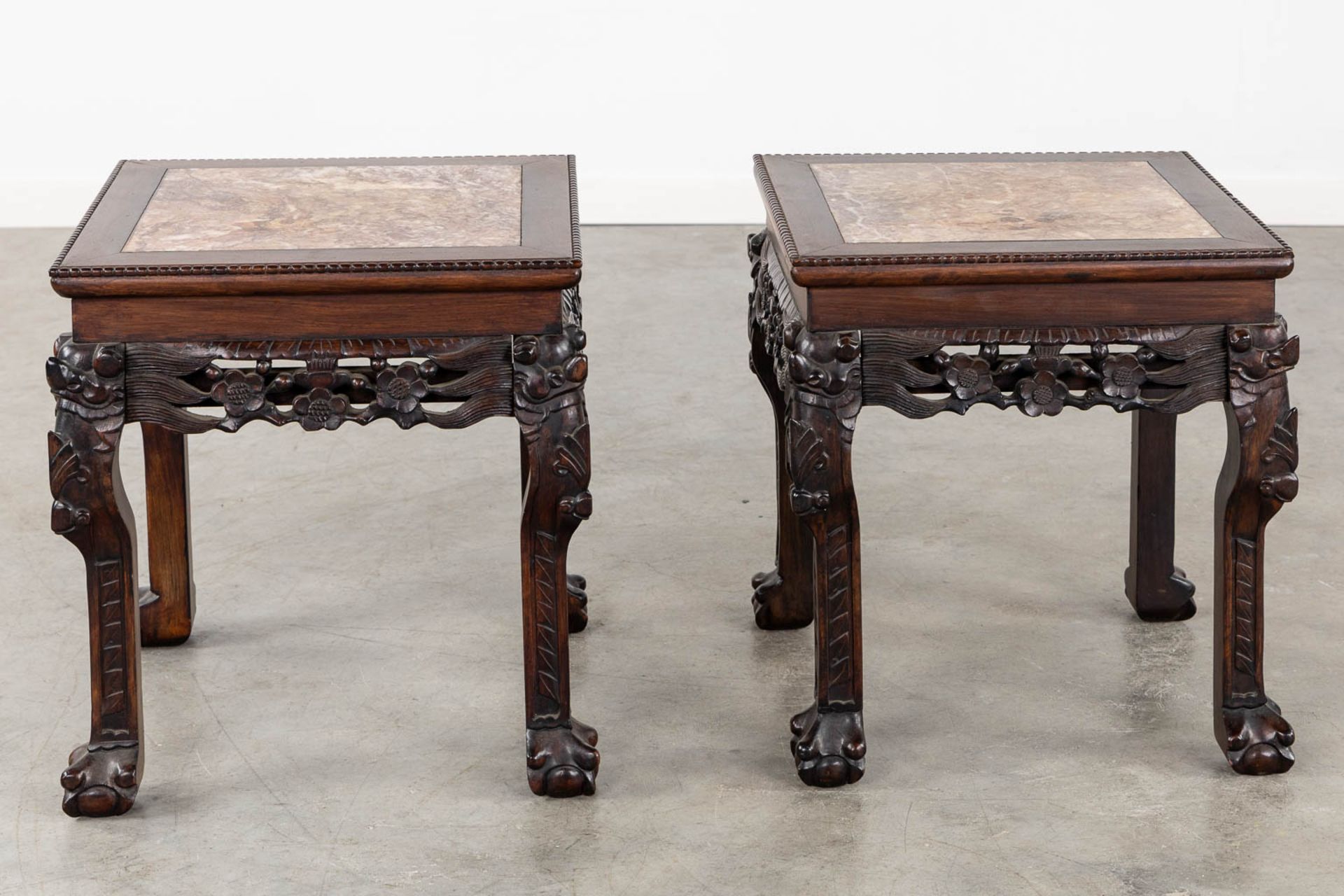 A pair of square Chinese side tables, hardwood with a marble top. (L:44 x W:44 x H:46 cm) - Bild 6 aus 11