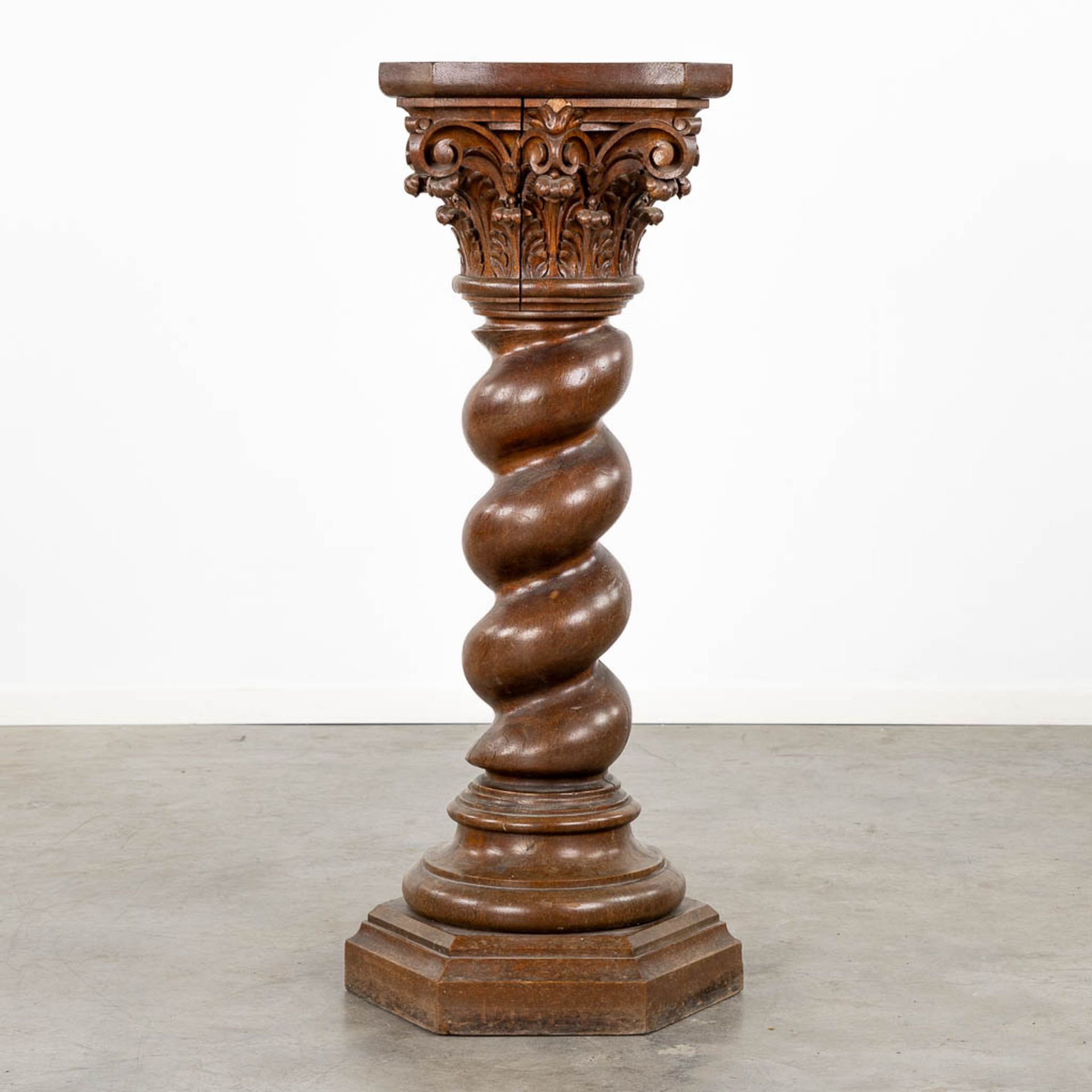 An antique oak-sculptured pedestal with a 'Corinthian' capitel. (L:43 x W:43 x H:120 cm) - Image 3 of 10