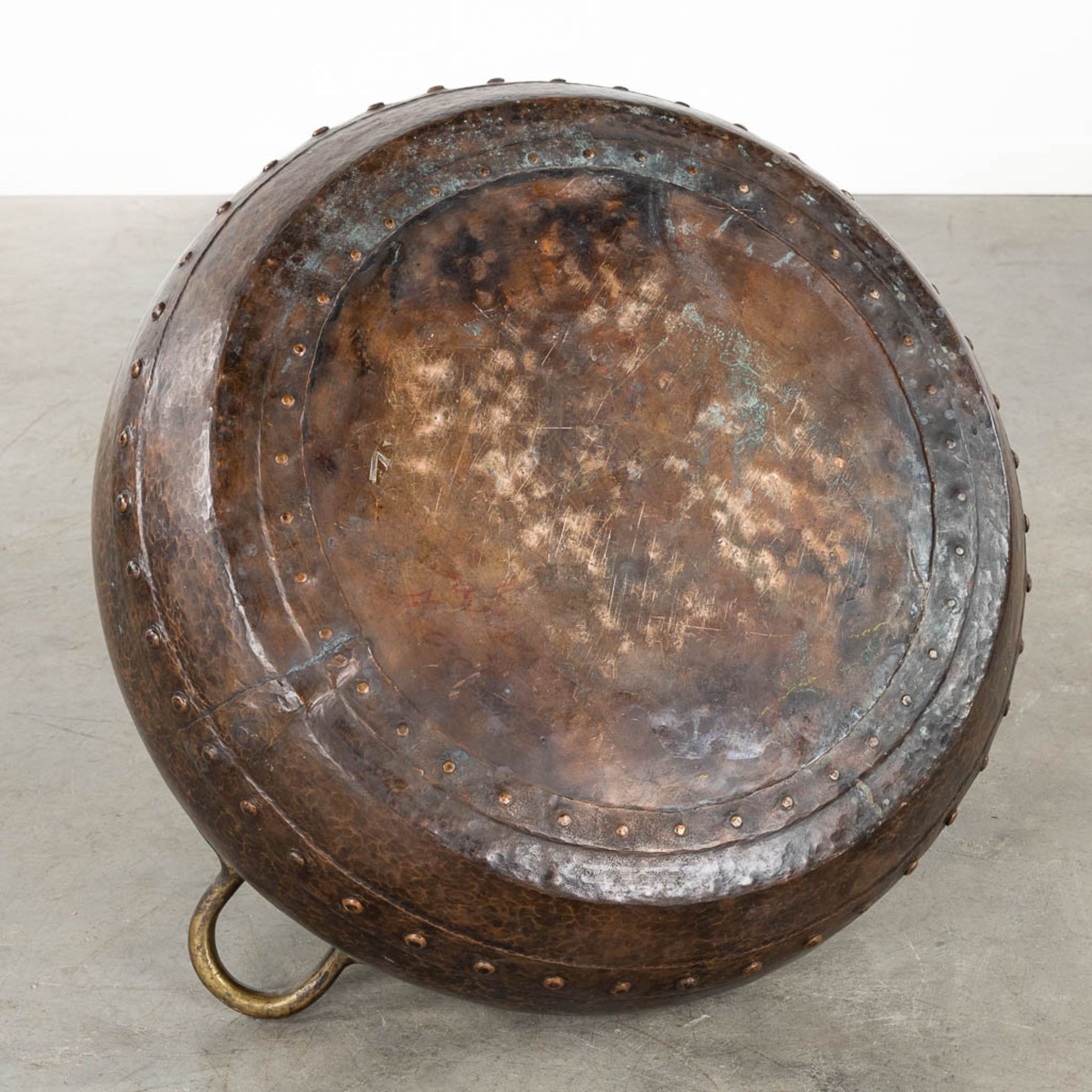 A large kettle, copper with brass rivets. (L:70 x W:80 x H:45 cm) - Bild 10 aus 11