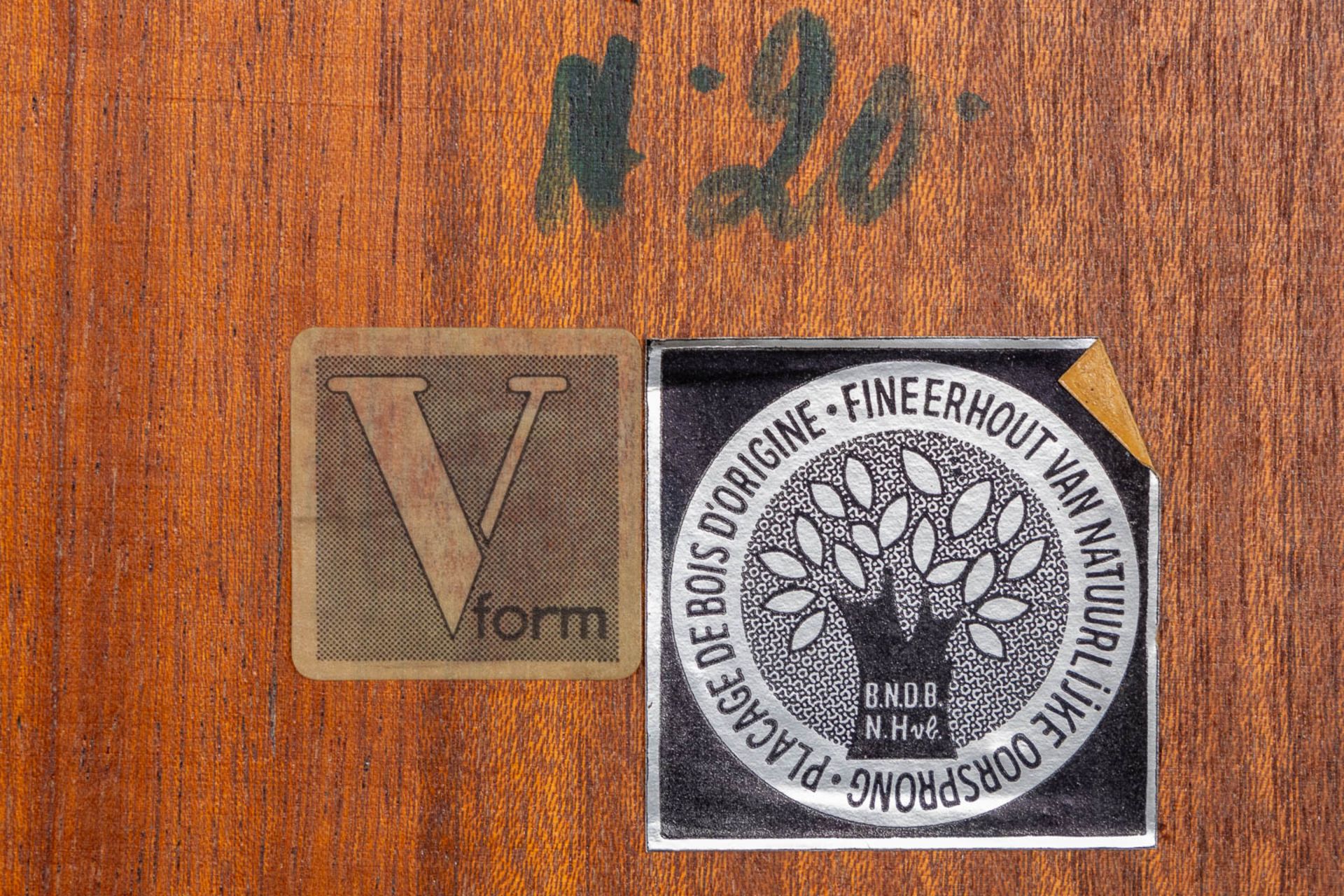 V-Form, A mid-century table. (L:90 x W:168 x H:73 cm) - Bild 11 aus 11