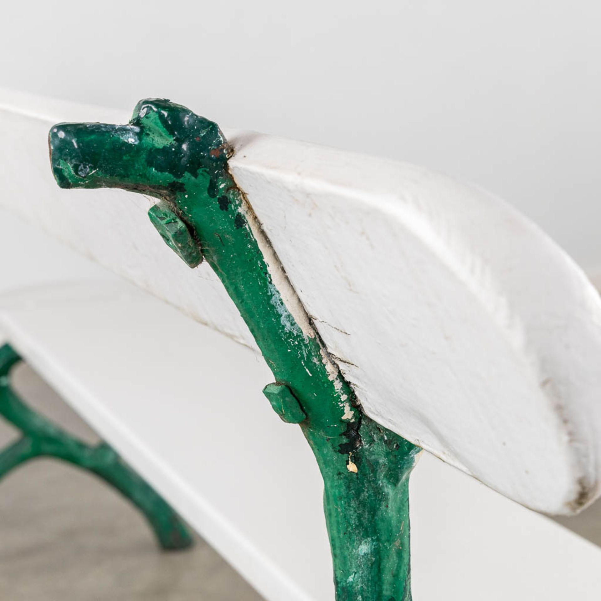 A white patinated garden bench on a cast-iron base. (L:51 x W:195 x H:83 cm) - Image 9 of 11