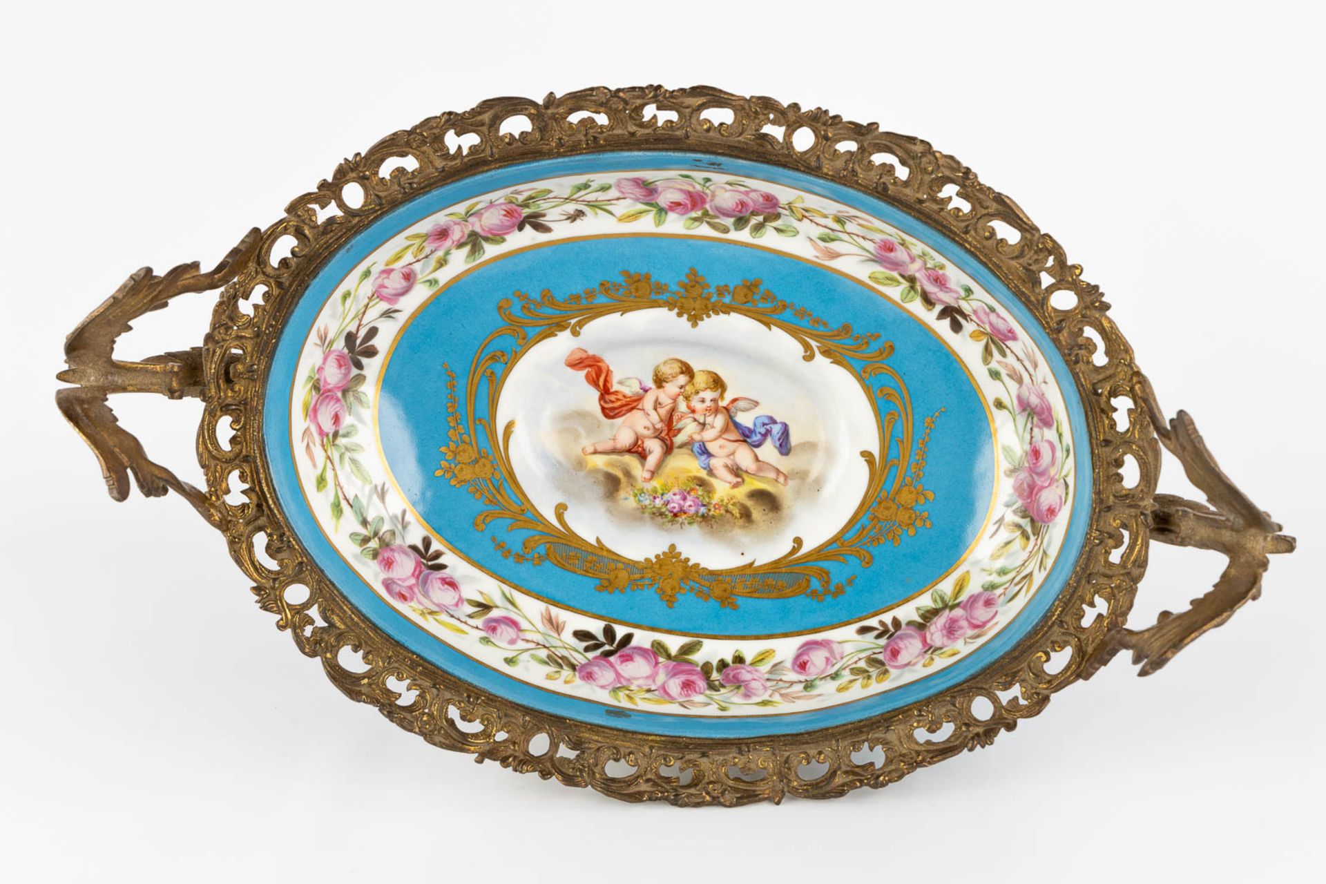 A large bowl with hand painted floral and romantic scne, mounted with gilt bronze. 19th C. (L:32 x - Bild 7 aus 14