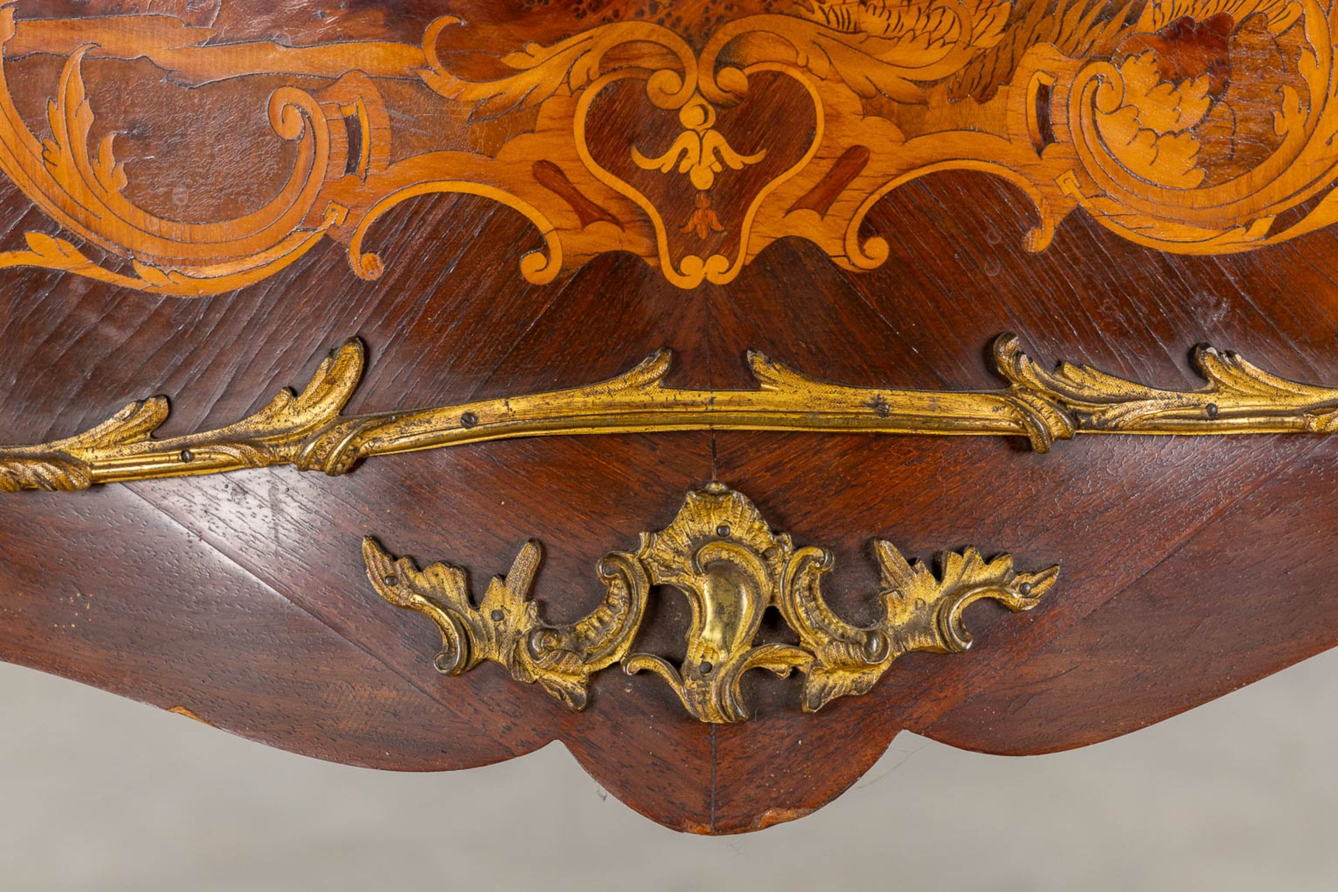 A decorative cabinet on high feet, marquetry inlay mounted with bronze in Louis XV style. Circa 1880 - Bild 18 aus 18