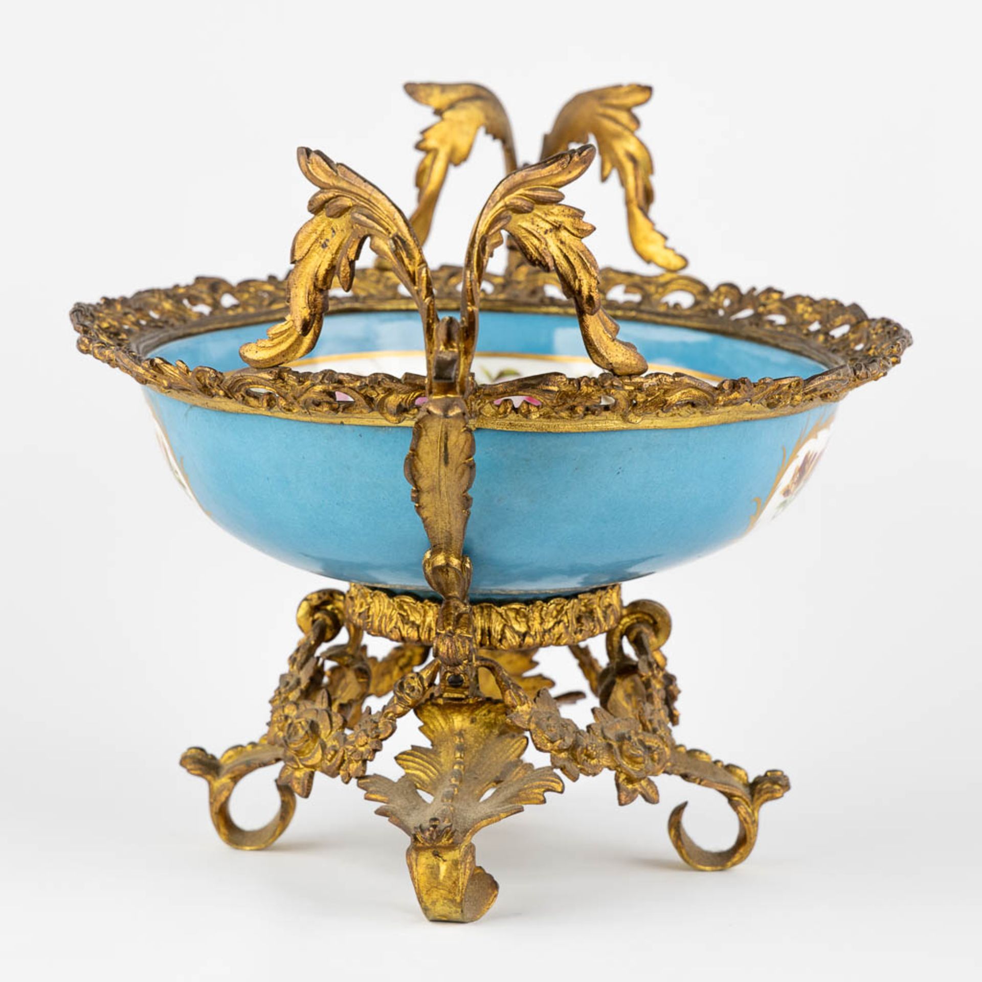 A large bowl with hand painted floral and romantic scne, mounted with gilt bronze. 19th C. (L:32 x - Bild 4 aus 14