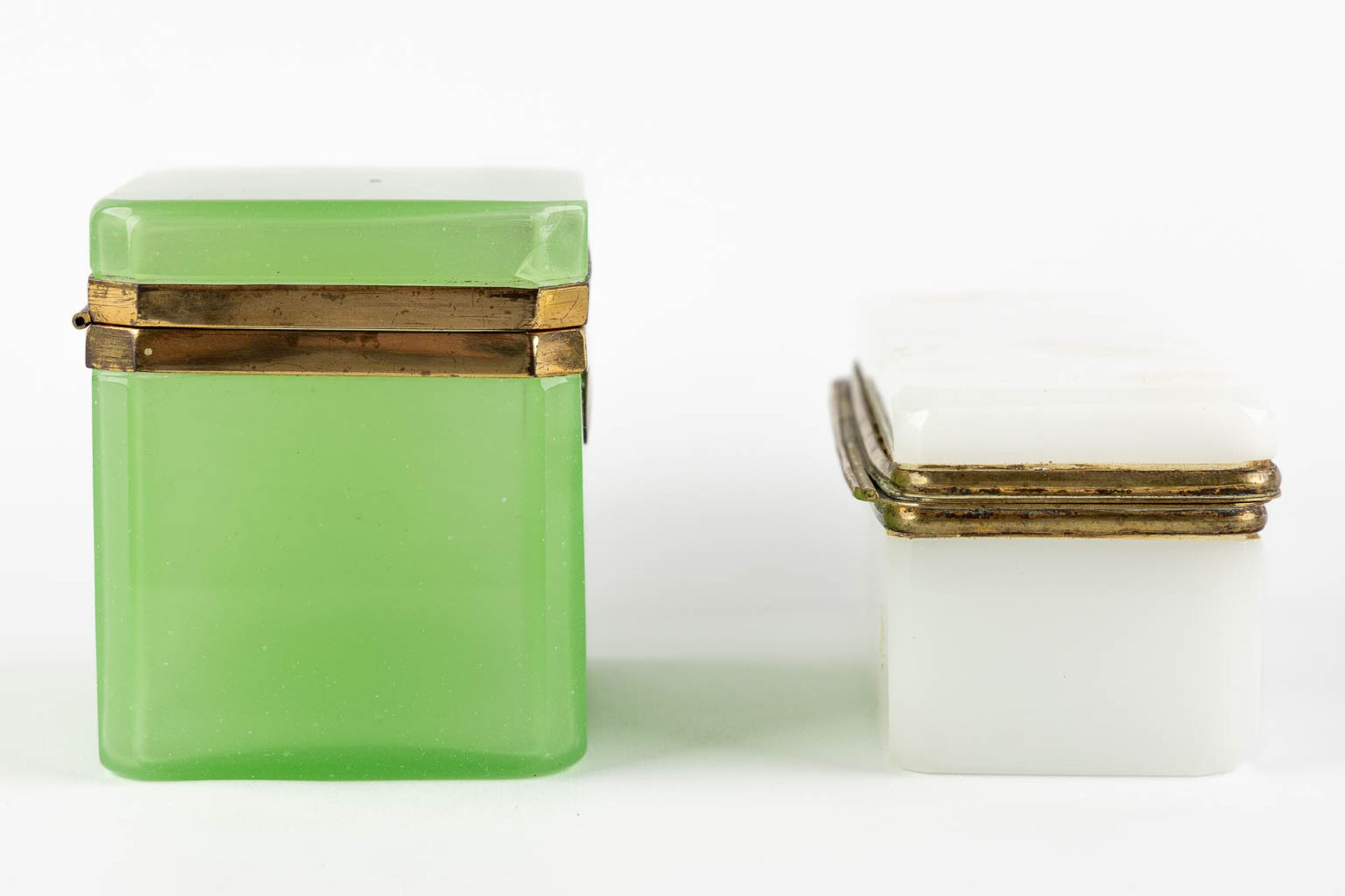 Two Opaline glass boxes with brass hardware. (L:9 x W:13,5 x H:10 cm) - Image 4 of 11