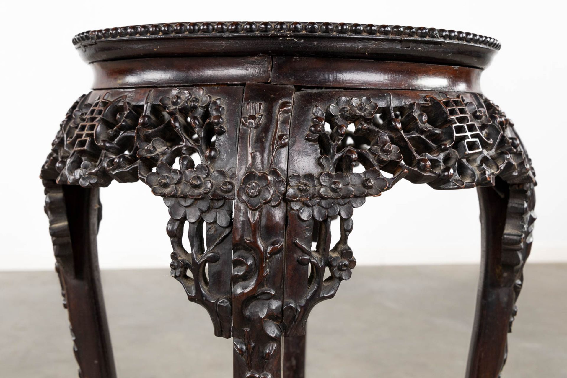 A richly sculptured Chinese hardwood side table or pedestal with a marble. (H:71 x D:53 cm) - Bild 11 aus 12