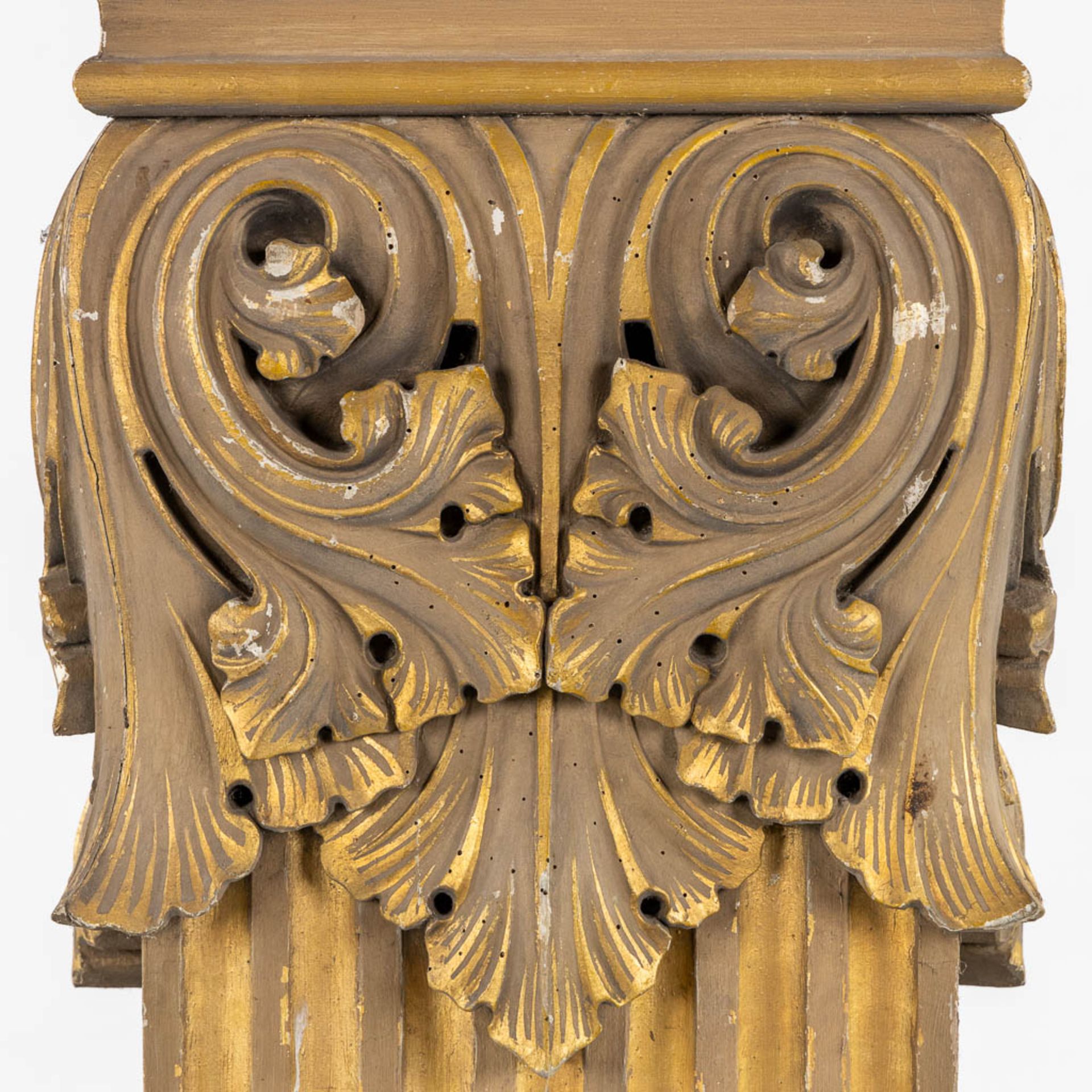 A richly gilt and woodsculptured pedestal with an ionic capitel. Circa 1900. (L:44 x W:60 x H:130 cm - Bild 8 aus 14