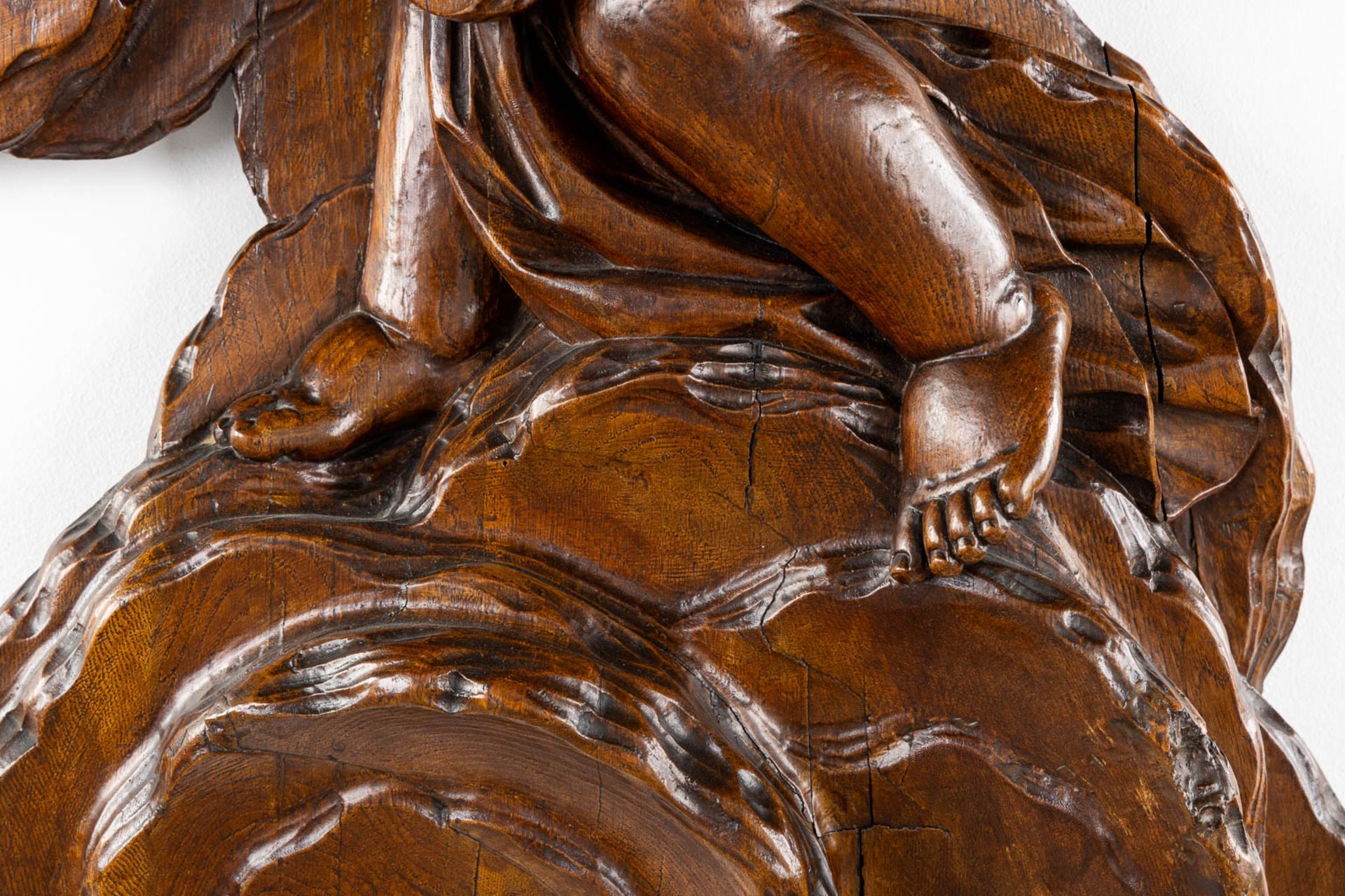 An exceptional pair of wood-sculptured angles, oak, 18th C. (W:45 x H:93 cm) - Bild 7 aus 16