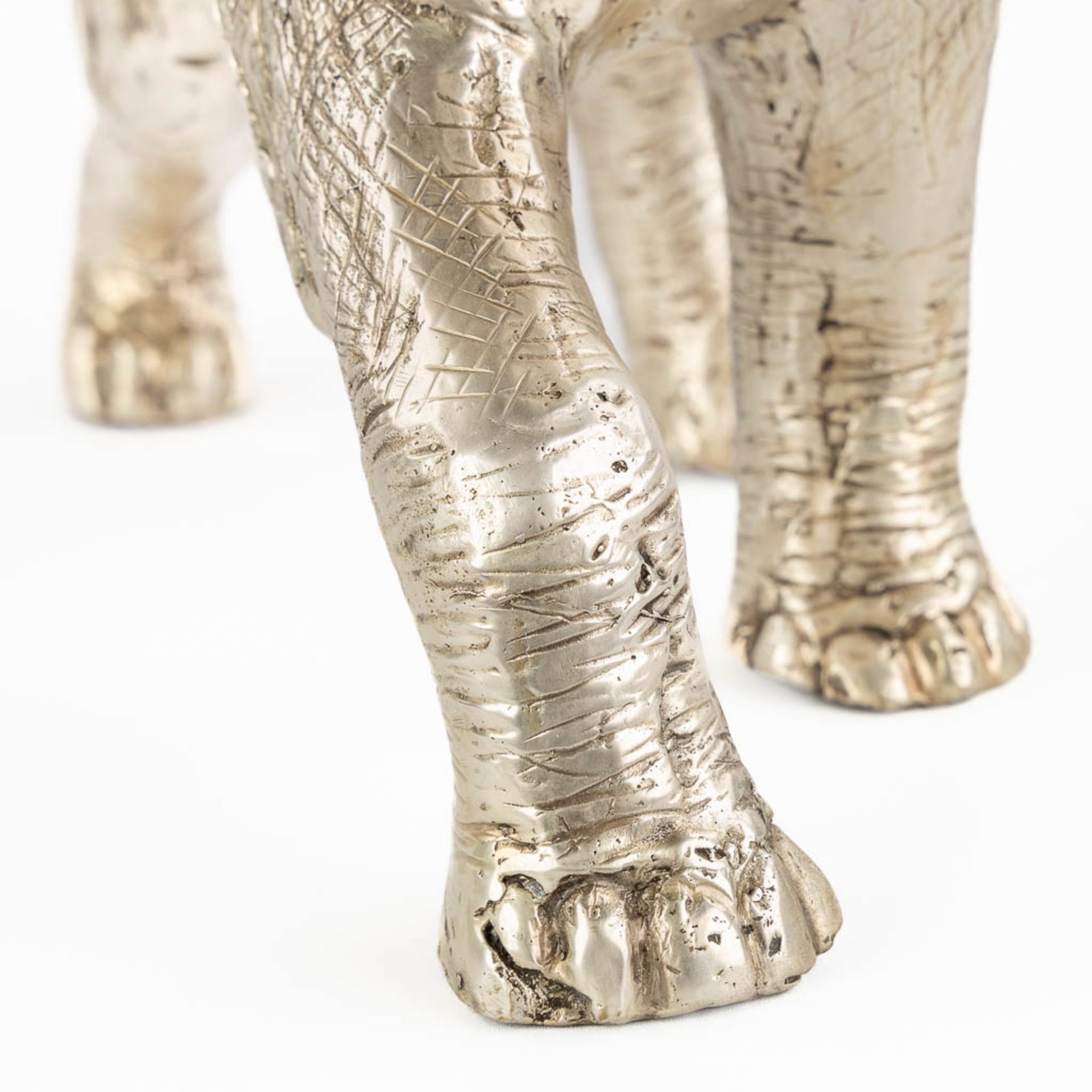 A large figurine of an elephant, silver-plated bronze. (L:28 x W:48 x H:64 cm) - Bild 11 aus 12