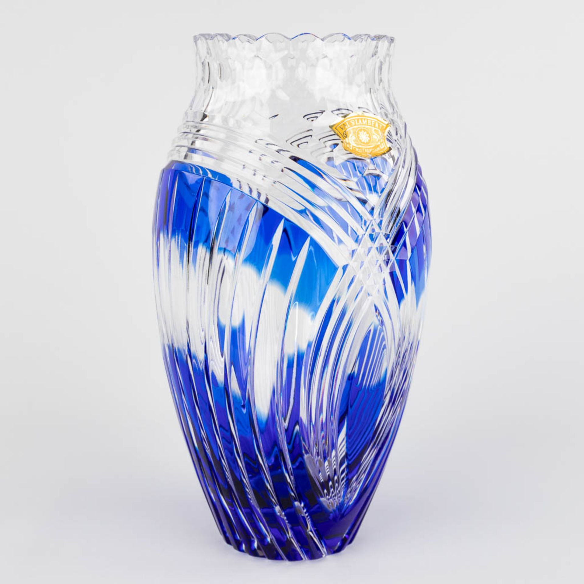 Val Saint Lambert, a blue and white crystal vase. (H:29,5 x D:15 cm) - Image 3 of 11