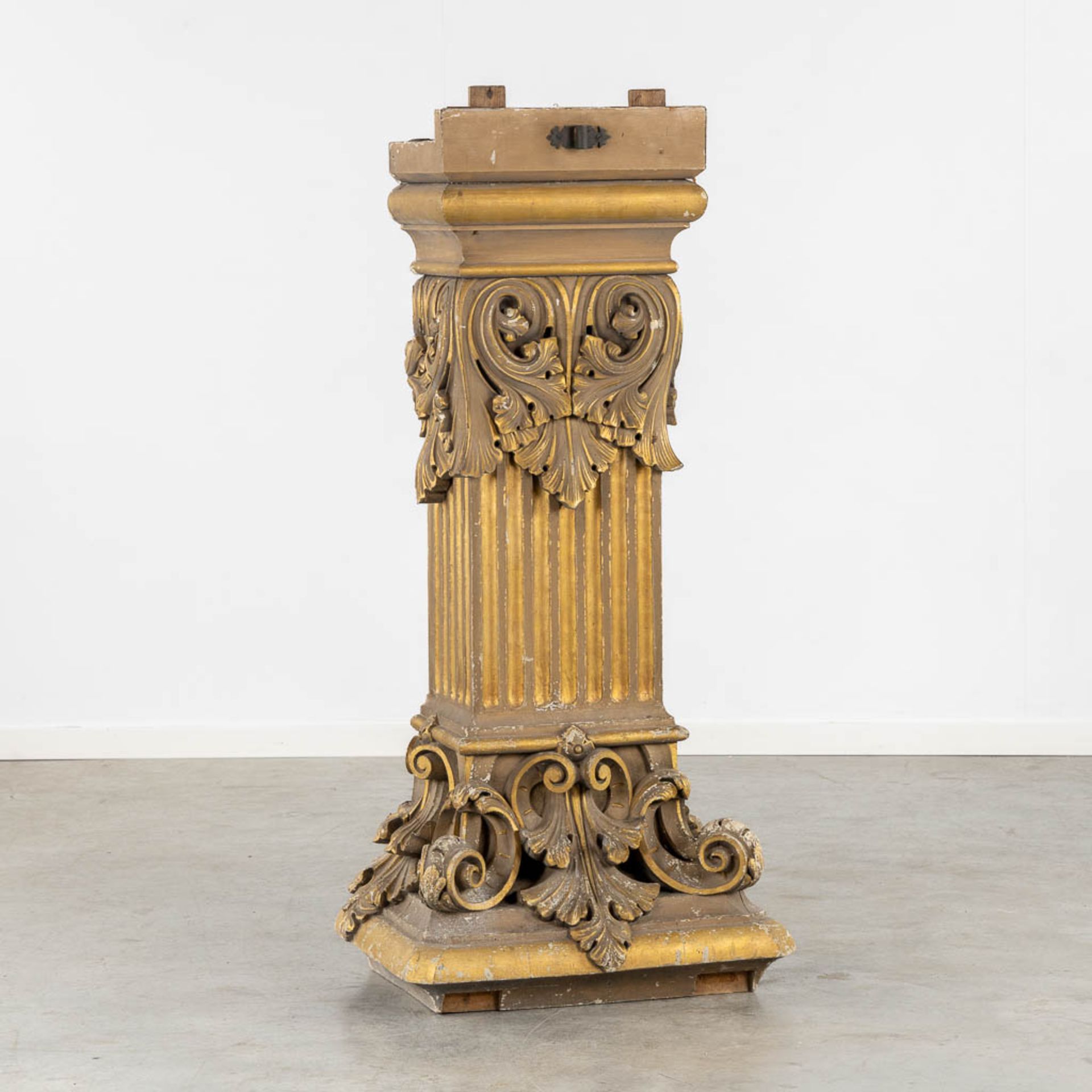A richly gilt and woodsculptured pedestal with an ionic capitel. Circa 1900. (L:44 x W:60 x H:130 cm - Bild 3 aus 14