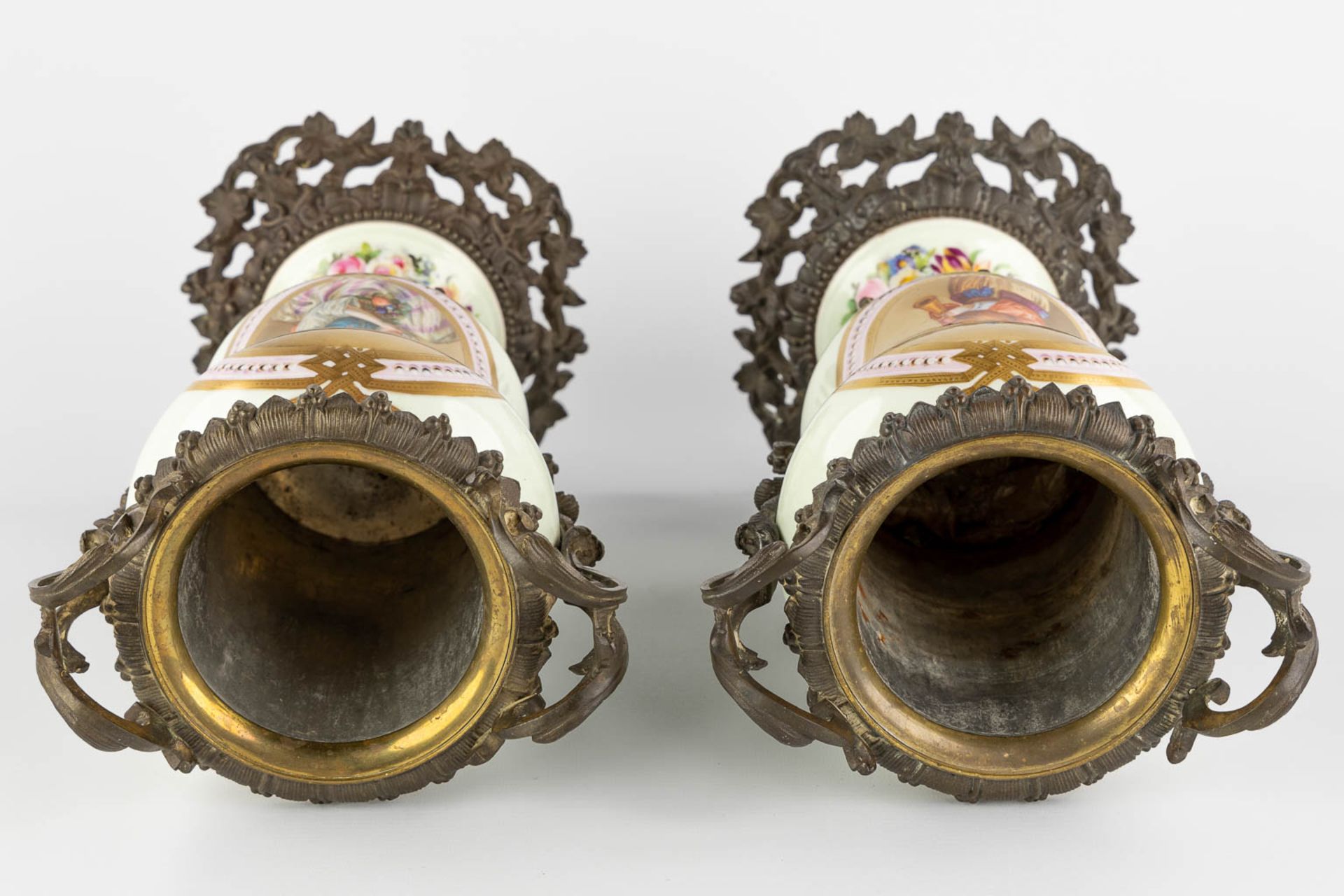 A pair of oil lamps with hand-painted decors, mounted with bronze. 19th C. (L:18 x W:20 x H:57 cm) - Bild 8 aus 18