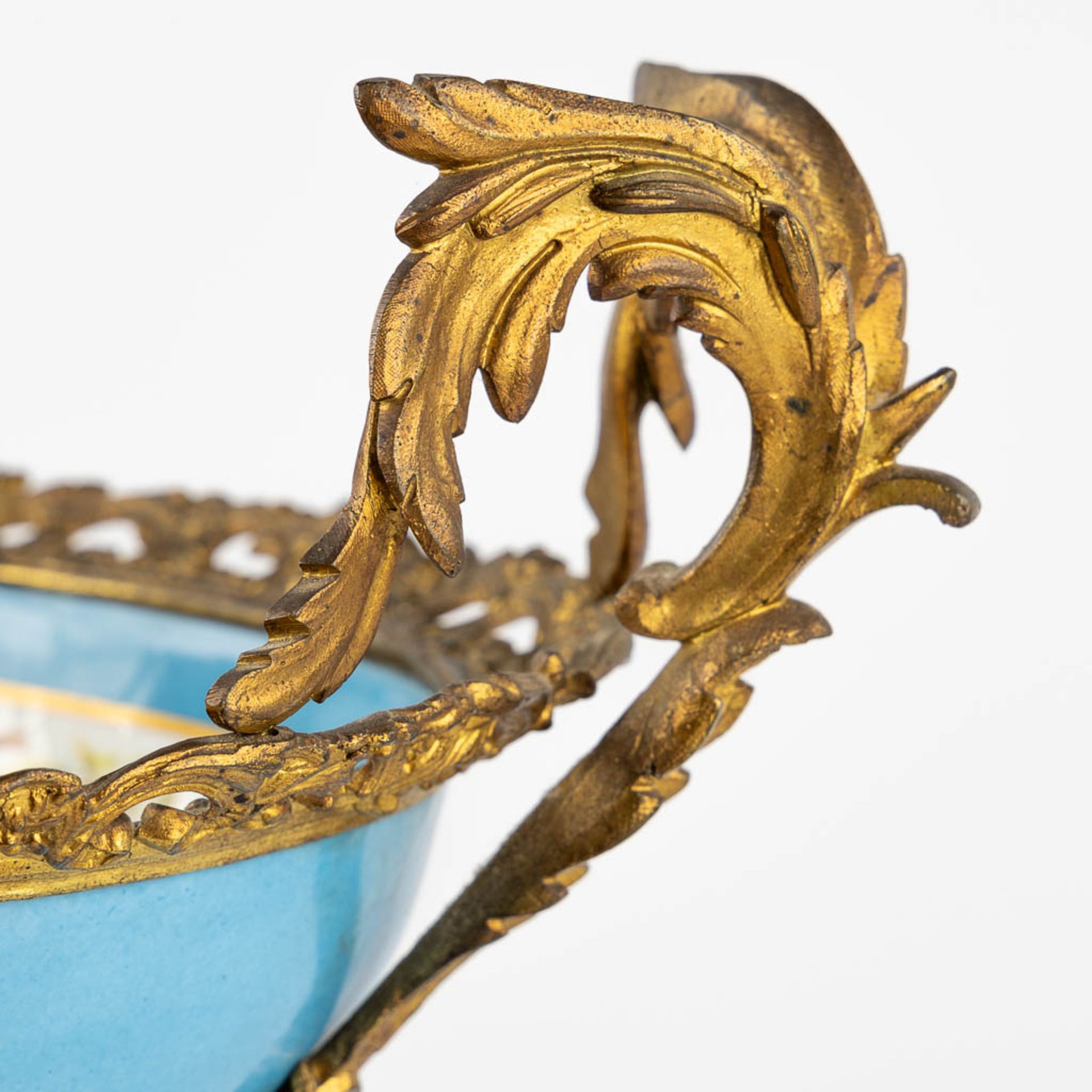 A large bowl with hand painted floral and romantic scne, mounted with gilt bronze. 19th C. (L:32 x - Bild 10 aus 14