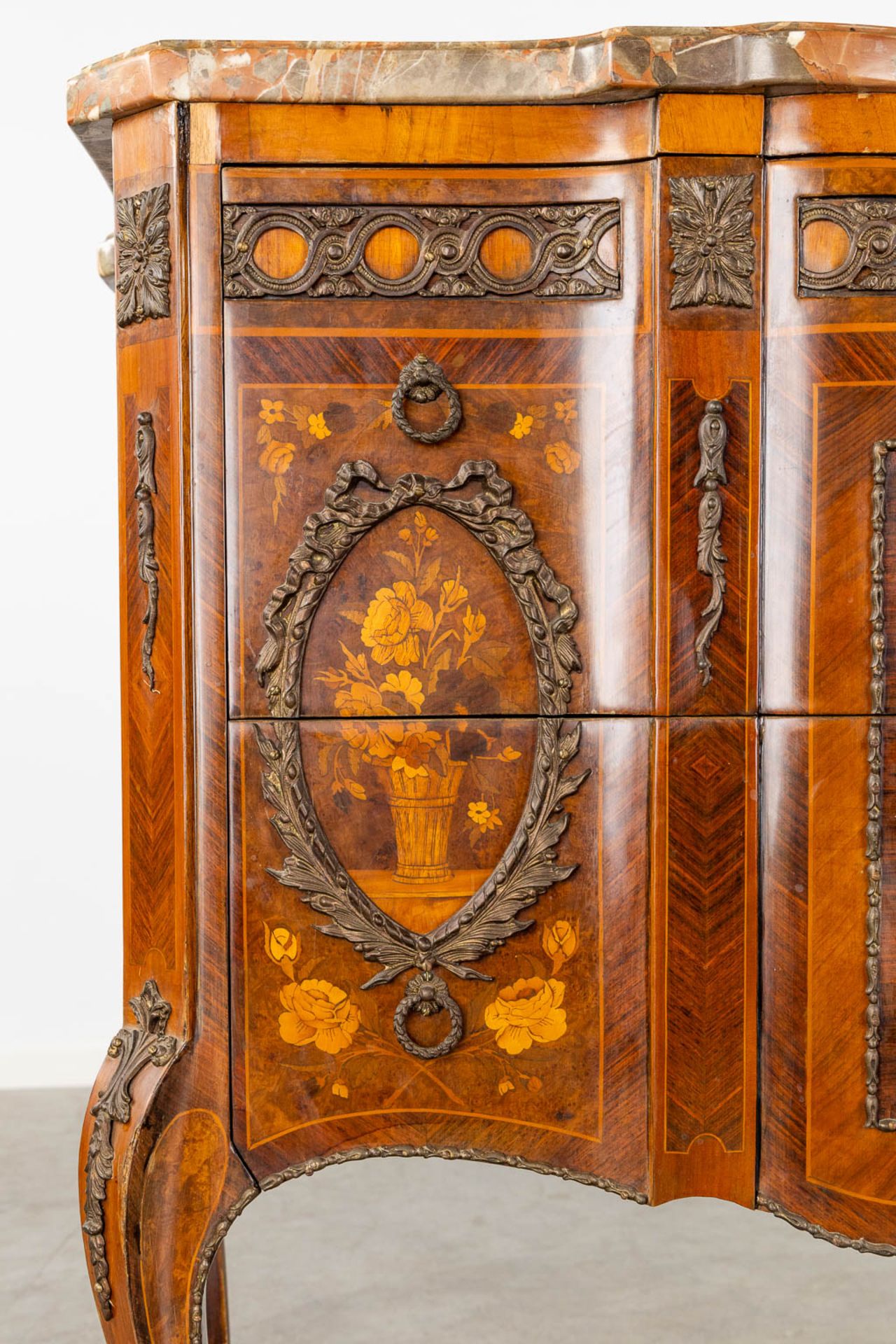 A commode with a marble top, marquetry inlay and mounted with bronze. Louis XVI style. (L:51 x W:131 - Bild 13 aus 18
