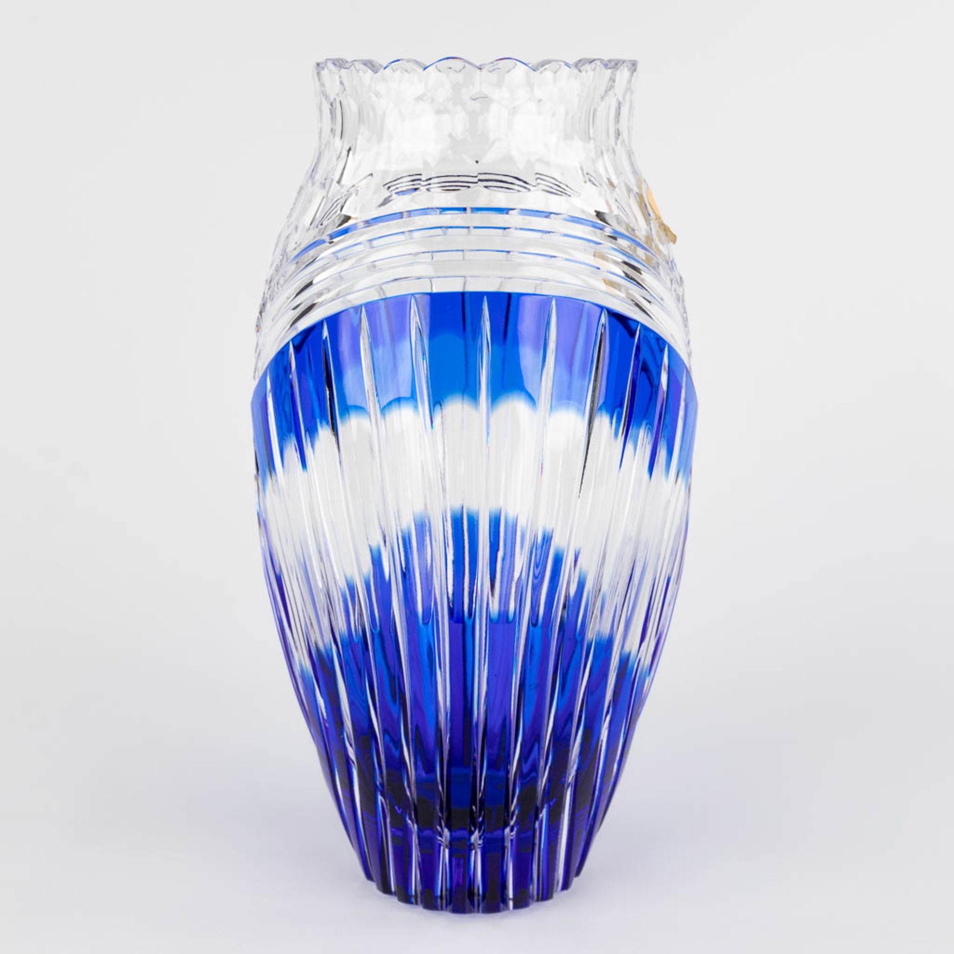 Val Saint Lambert, a blue and white crystal vase. (H:29,5 x D:15 cm) - Image 4 of 11