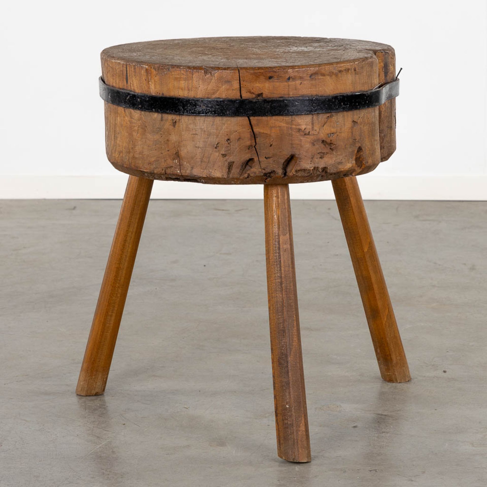 A small and antique 'Butcher's block', standing on three legs. (H:68 x D:56 cm) - Image 3 of 8