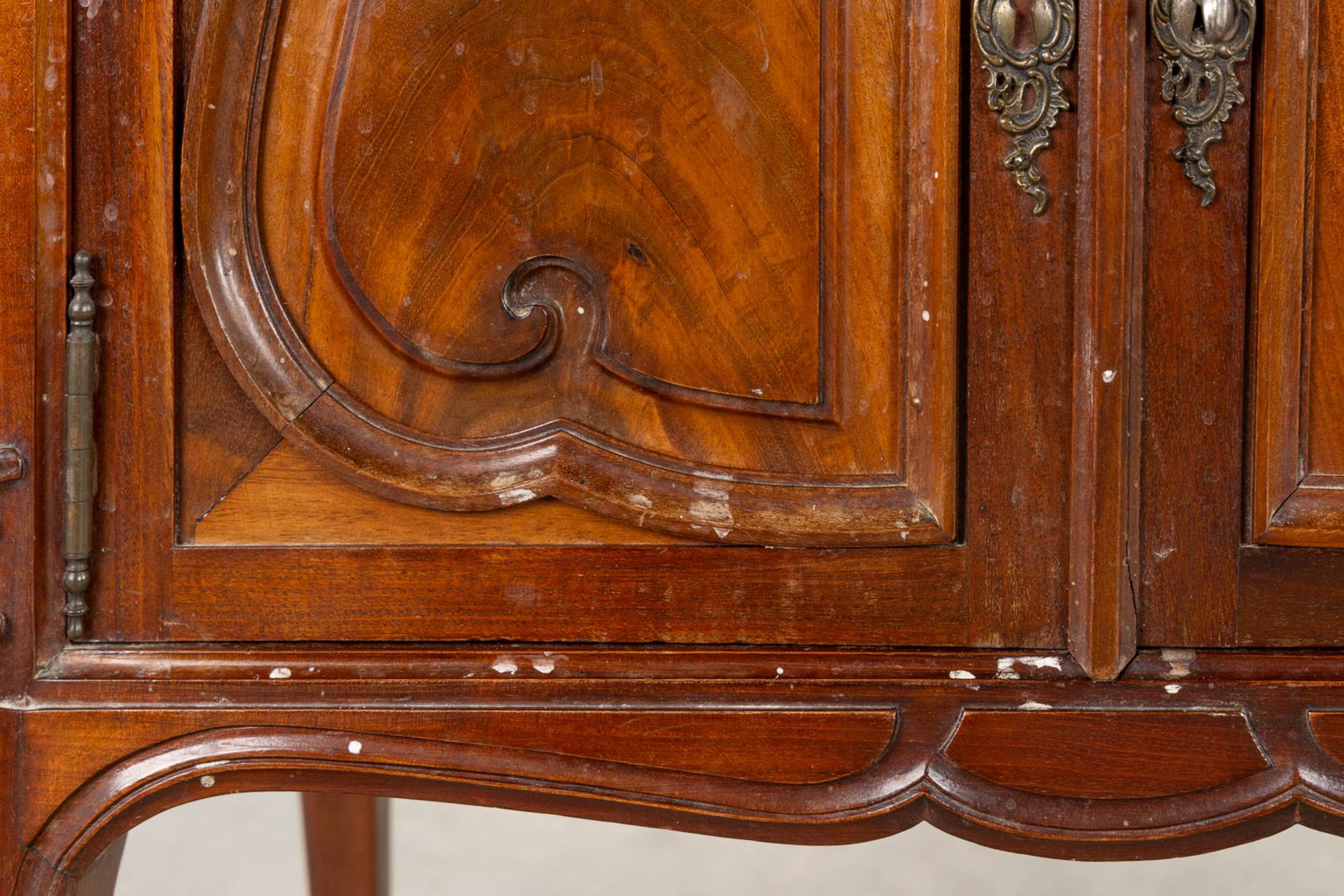 A pair of sculptured mahogany cabinets with a marble top, Louis XV style. (L:41 x W:63 x H:80 cm) - Bild 11 aus 15