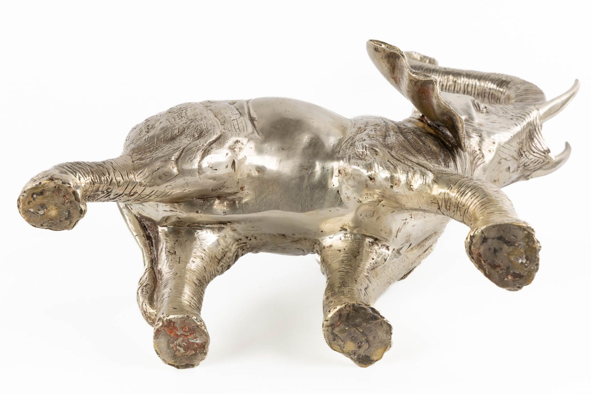 A large figurine of an elephant, silver-plated bronze. (L:28 x W:48 x H:64 cm) - Bild 7 aus 12