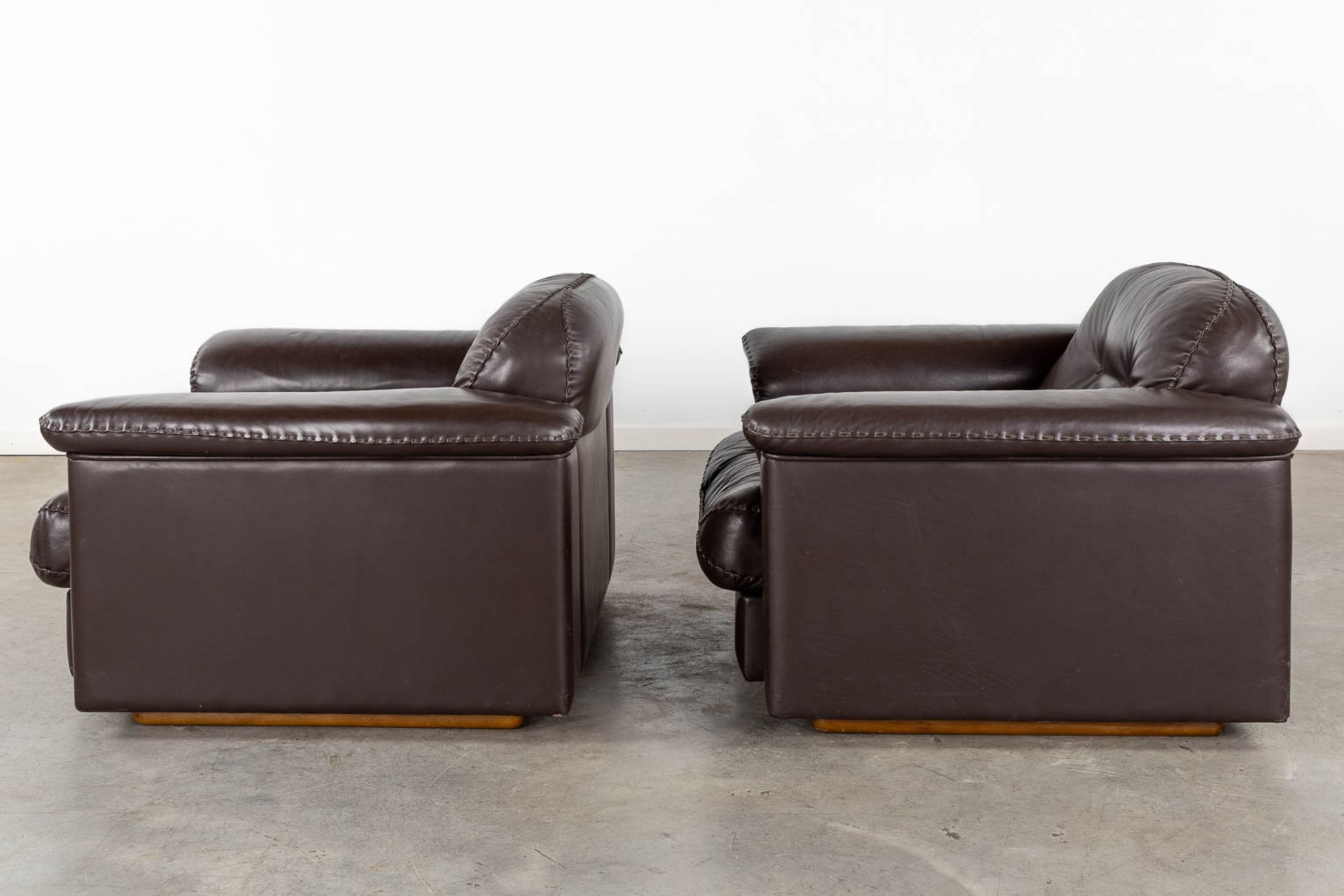 De Sede DS101, a pair of brown leather sofa's. (L:93 x W:108 x H:67 cm) - Bild 6 aus 9