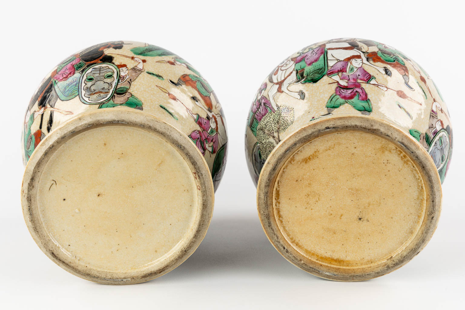 A pair of Chinese Nanking Baluster vases with covers, decorated with warrior scnes. (H:32 x D:19 cm - Image 8 of 14