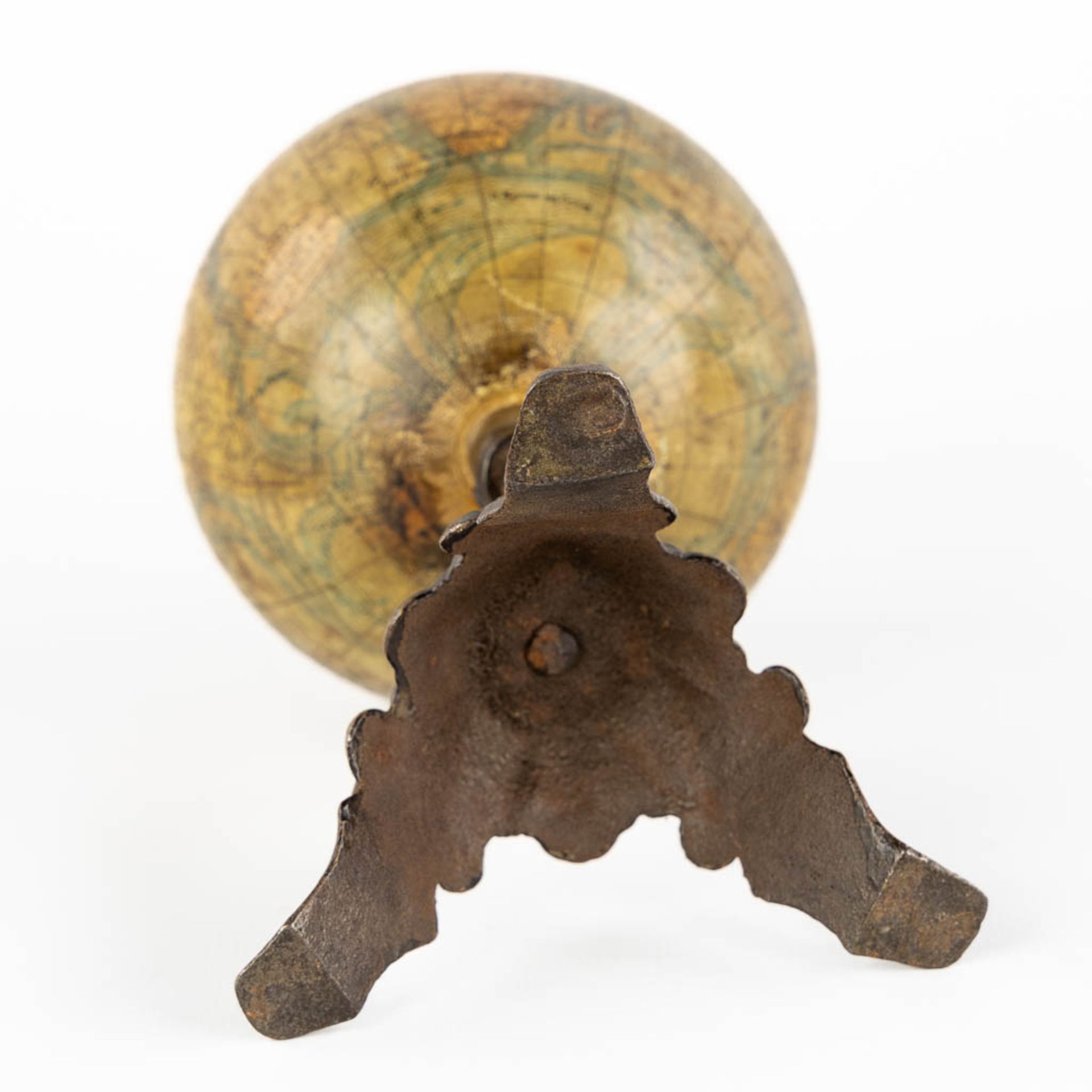 J. Lebegue & Cie, an antique globe on a cast-iron base. Circa 1900. (H:19 x D:10 cm) - Bild 7 aus 13