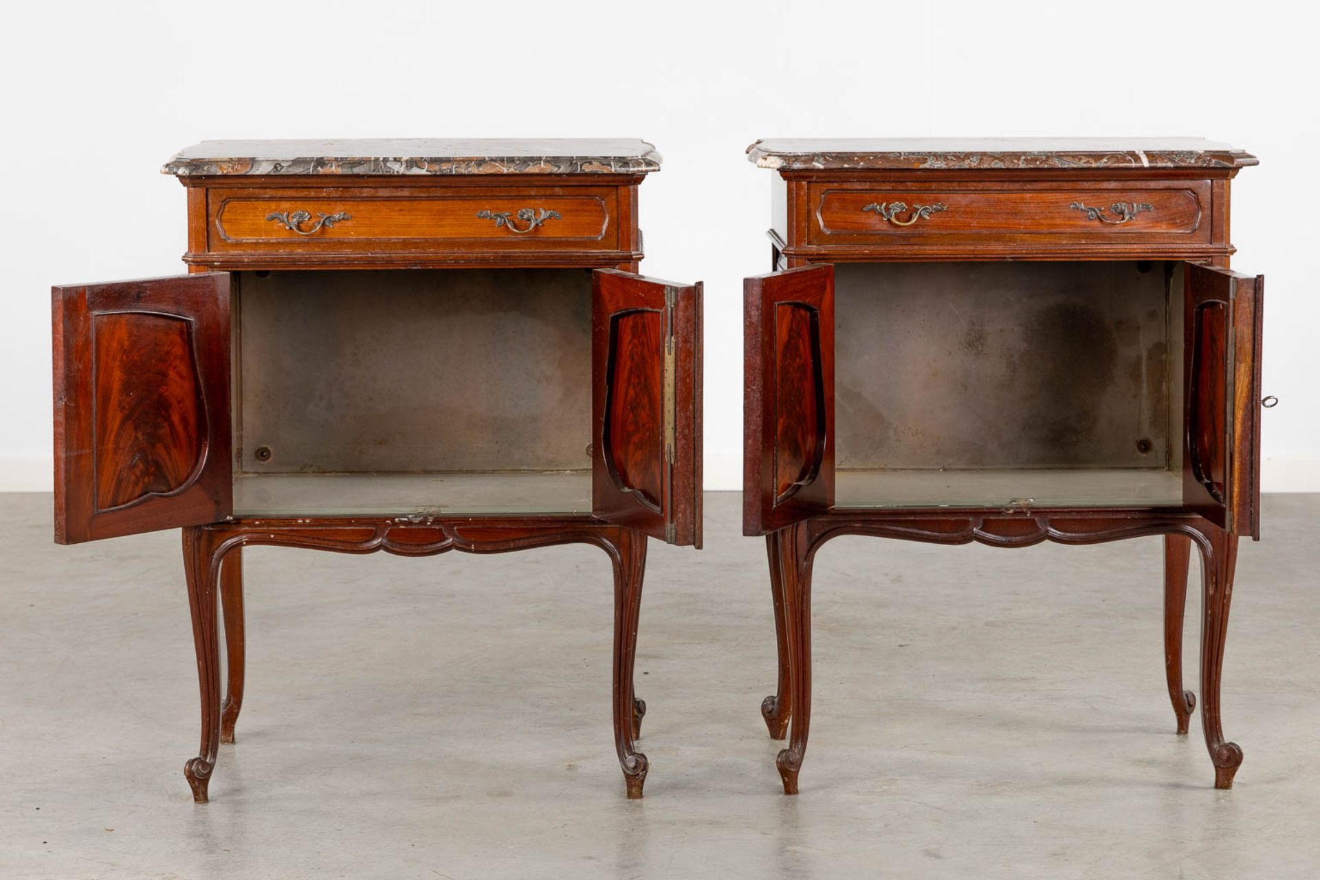 A pair of sculptured mahogany cabinets with a marble top, Louis XV style. (L:41 x W:63 x H:80 cm) - Bild 4 aus 15