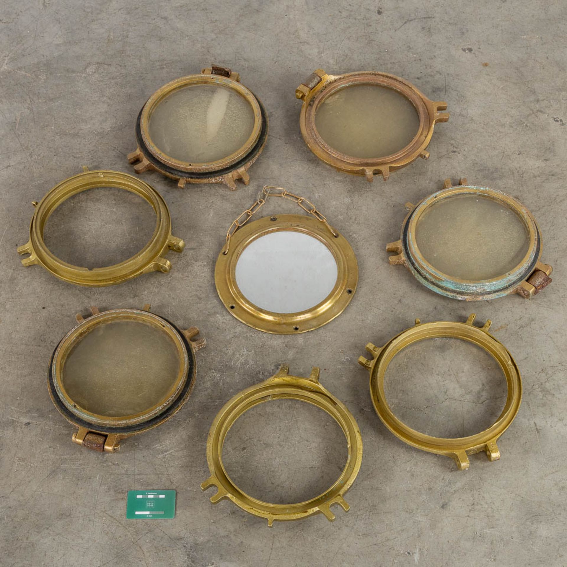 A collection of 8 portholes. Bronze and glass. (D:32 cm) - Bild 2 aus 7