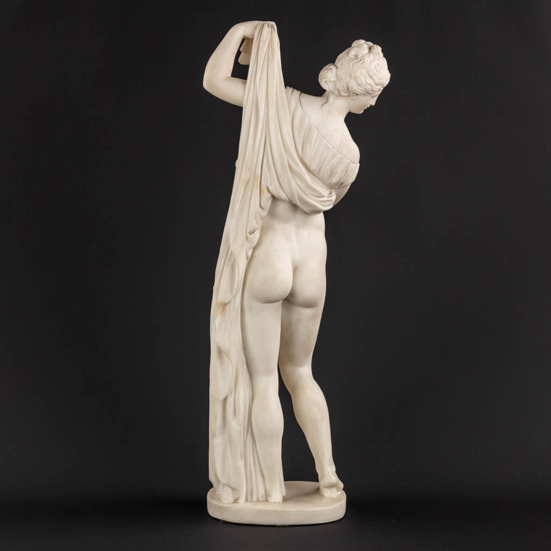 An antique sculpture 'Venus Callipyge', white Carrara marble. Neoclassical, 19th C. (L:16 x W:21 x H - Bild 4 aus 10