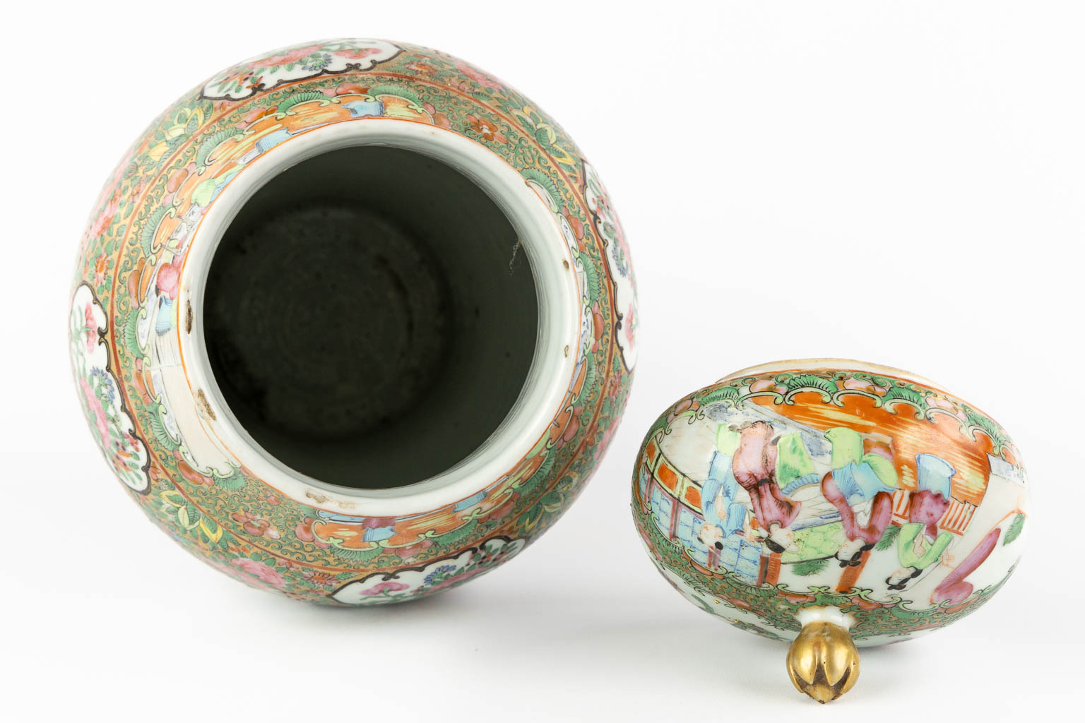 A Chinese Canton vase with a lid, interior scnes with figurines, fauna and flora. 19th/20th C. (H:4 - Image 11 of 19