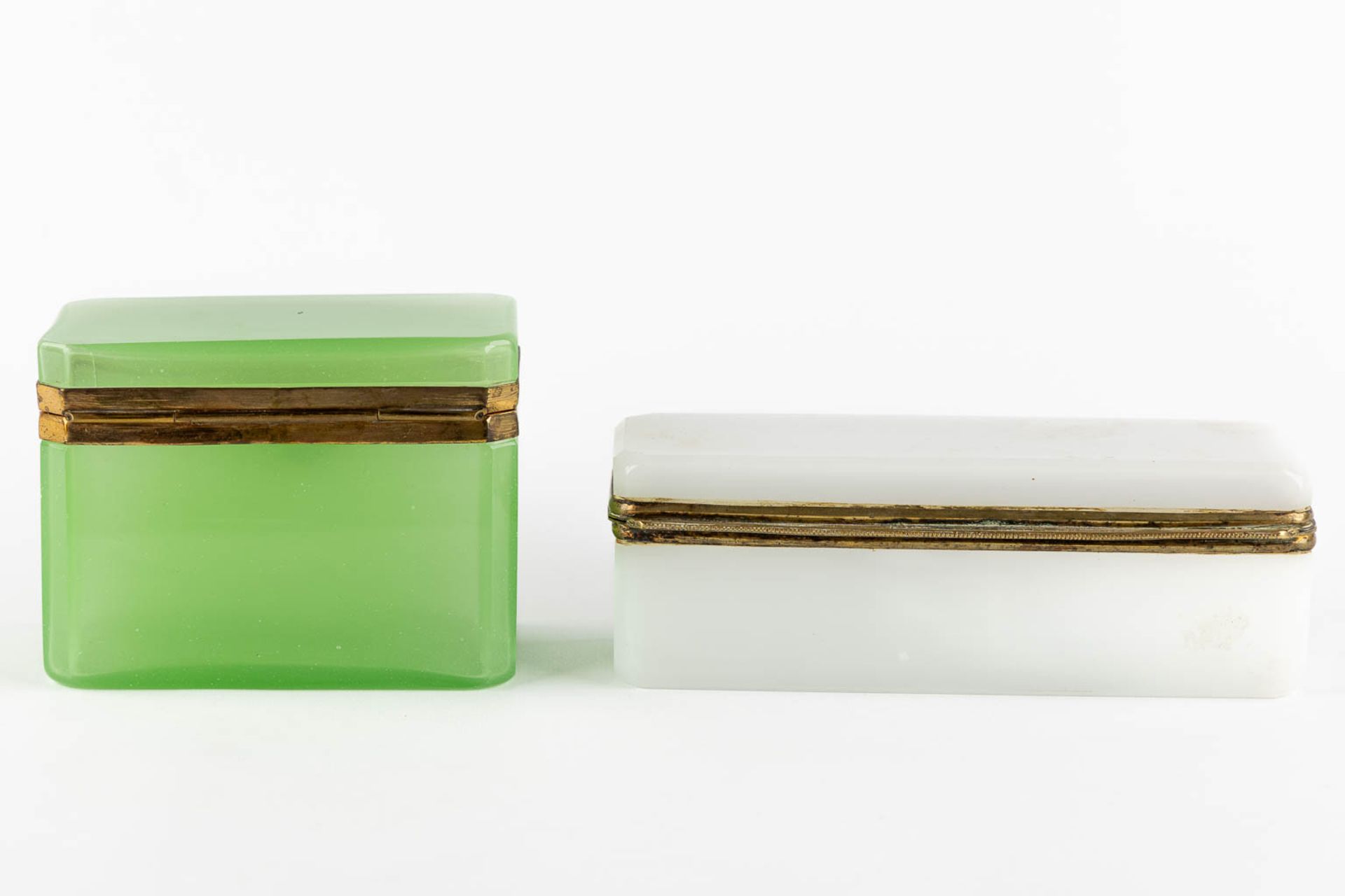 Two Opaline glass boxes with brass hardware. (L:9 x W:13,5 x H:10 cm) - Image 5 of 11
