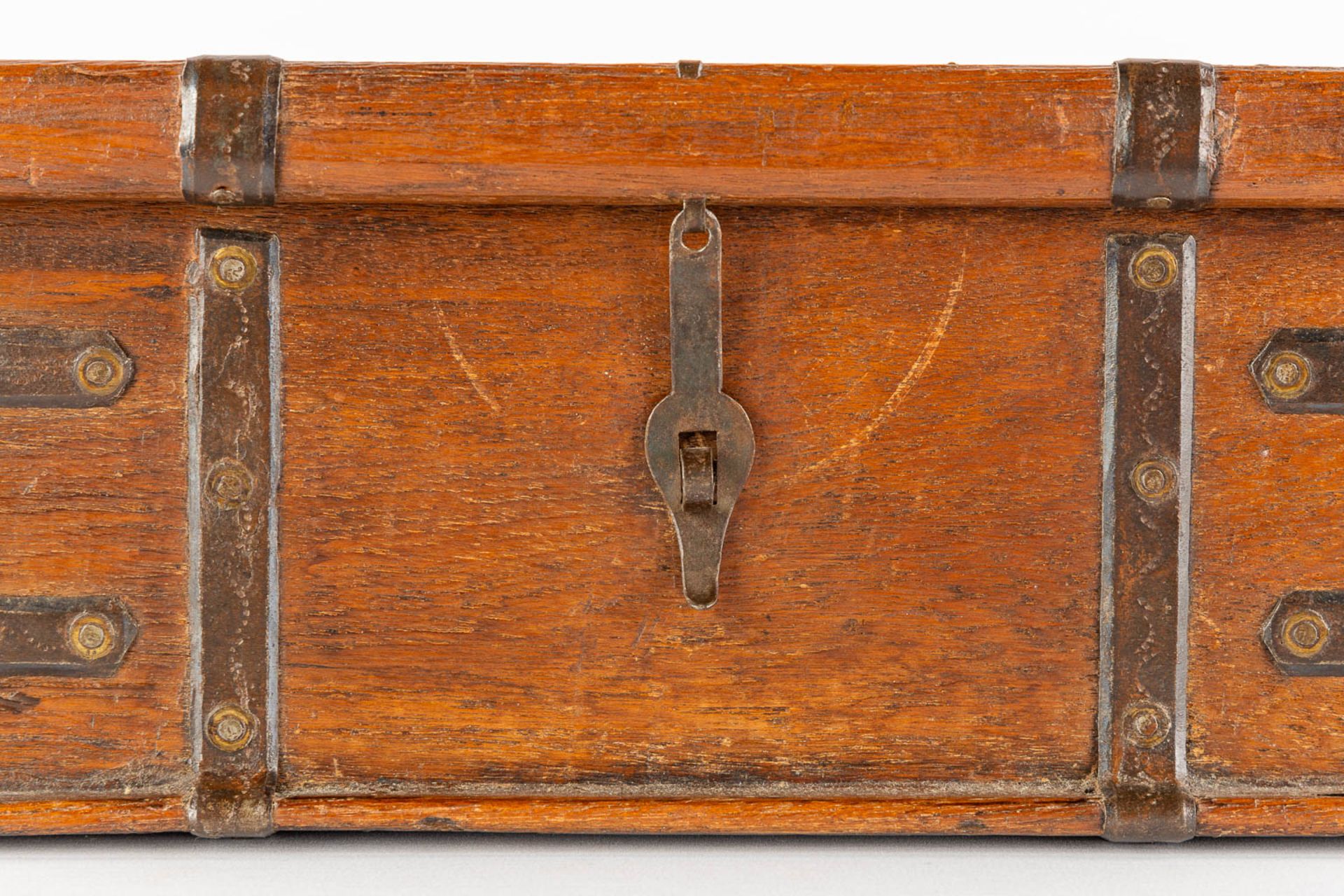 An antique money box or storage chest, oak and wrought iron, 19th C. (L:23 x W:31 x H:13 cm) - Image 11 of 13