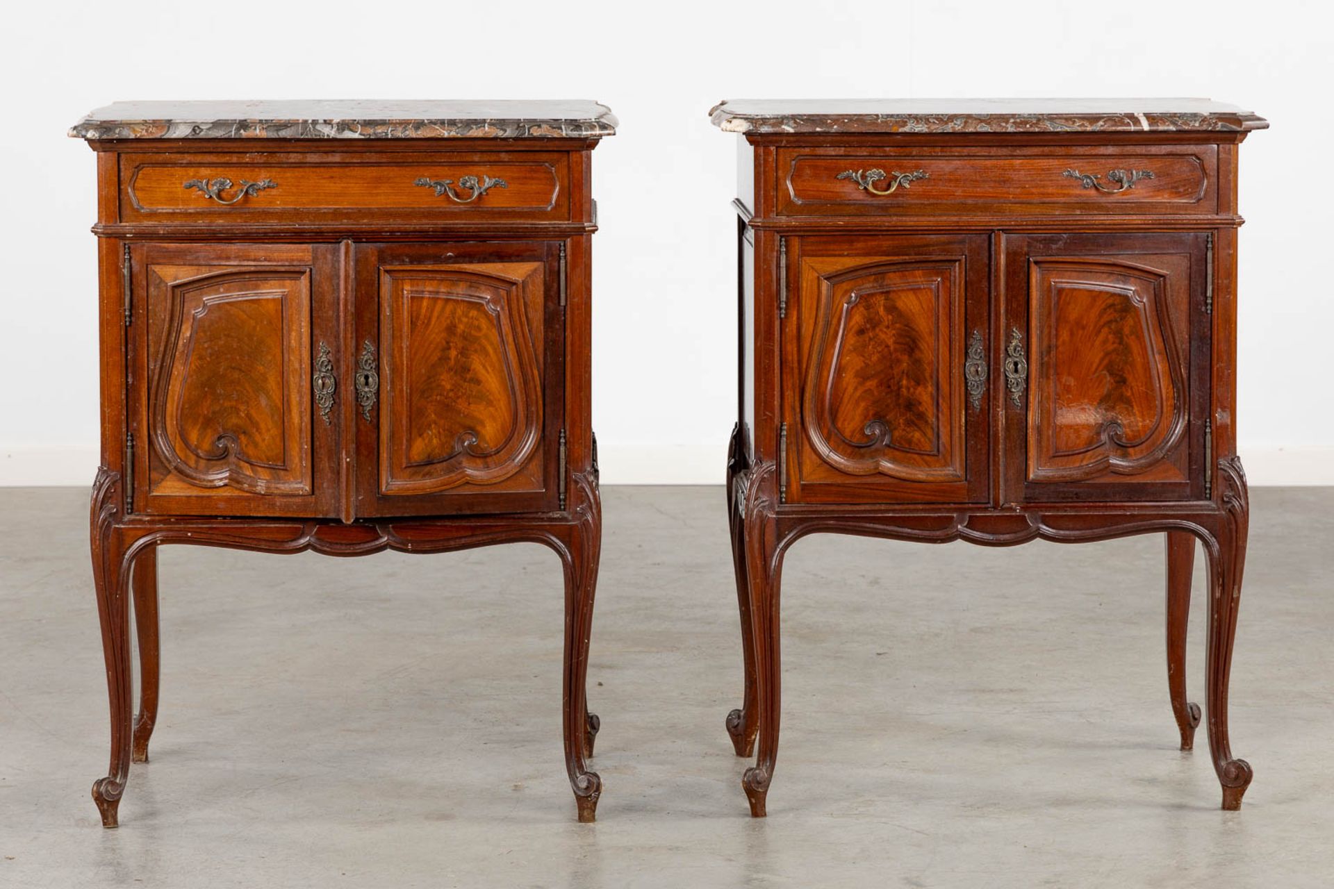 A pair of sculptured mahogany cabinets with a marble top, Louis XV style. (L:41 x W:63 x H:80 cm) - Bild 3 aus 15