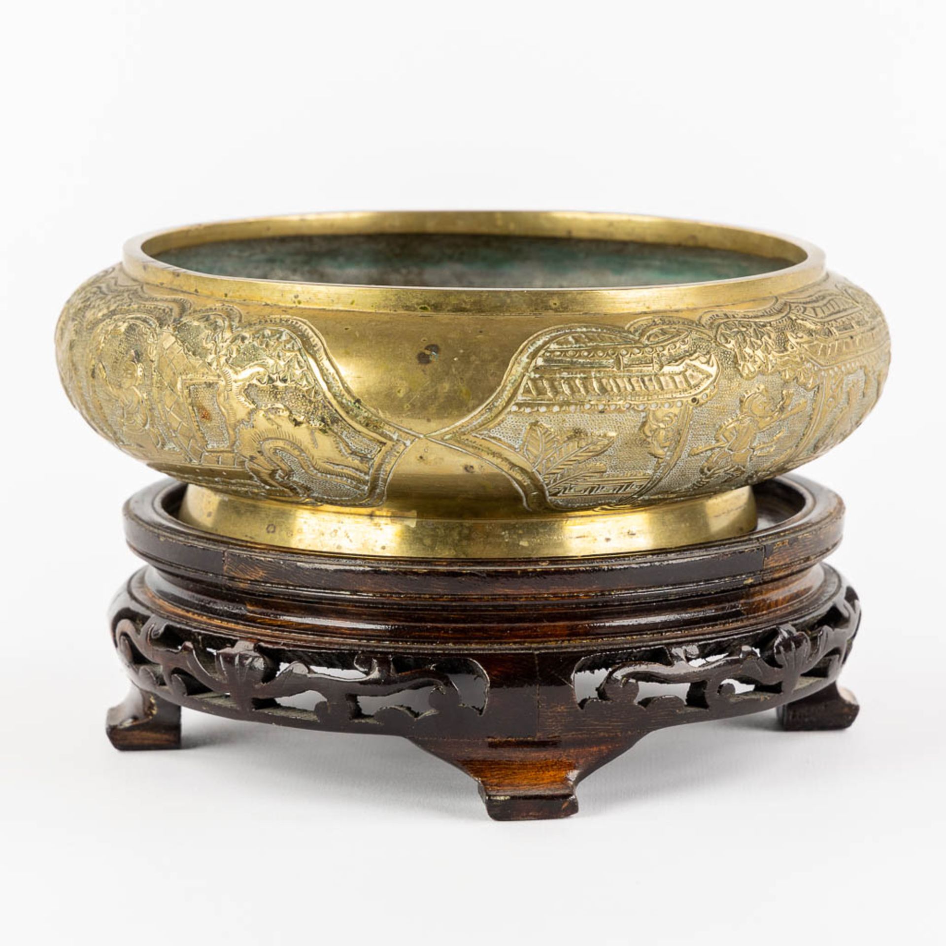 A Chinese bronze insence burner, standing on a wood base. (H:6,5 x D:22 cm) - Image 3 of 13