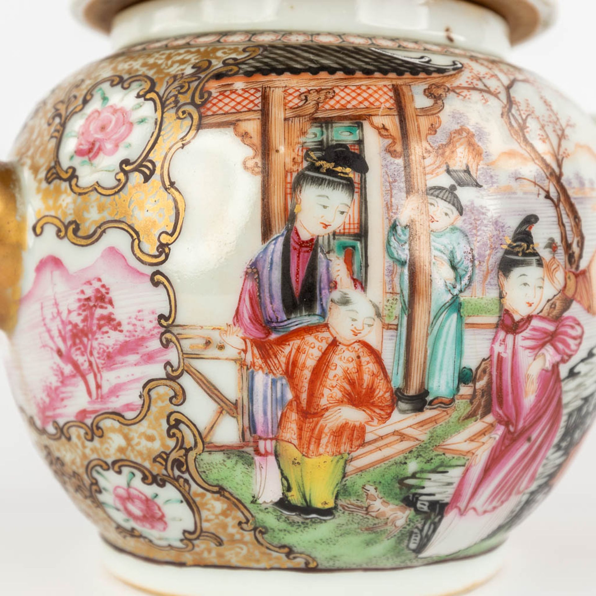 An antique Chinese Famille Rose teapot with a Family Scne, Qinalong, 18th C. (L:11 x W:20 x H:12,5 - Image 12 of 12