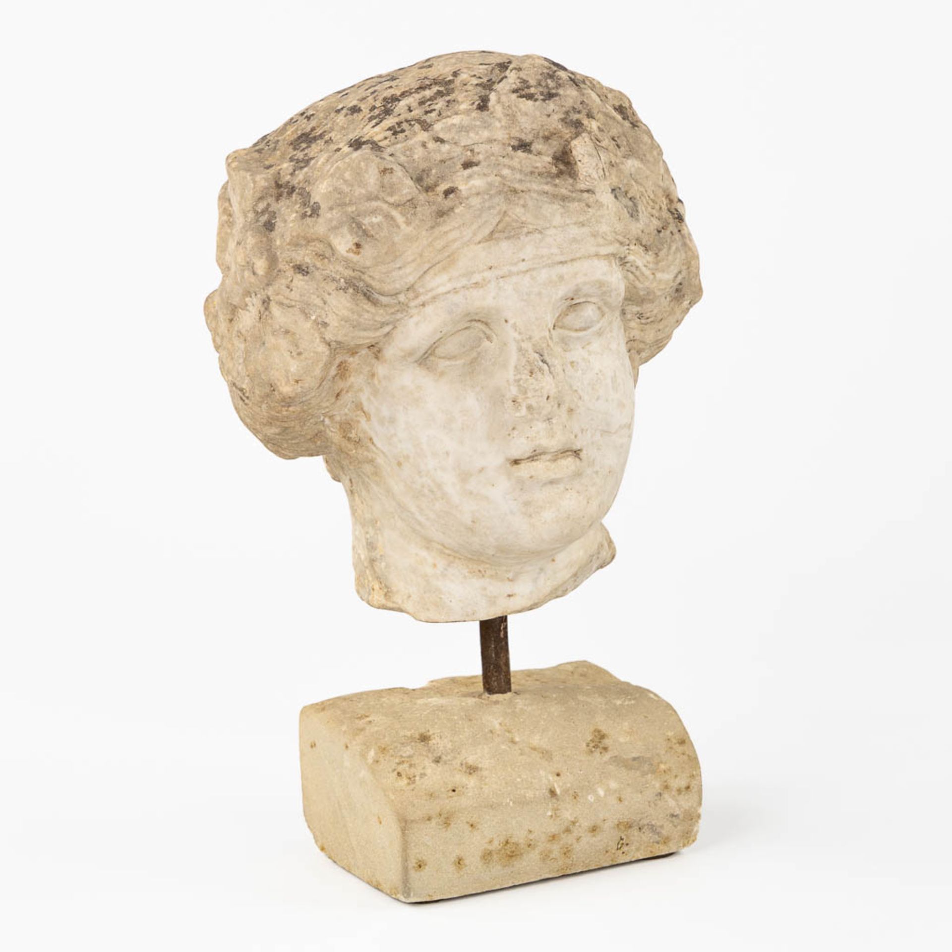 An antique sculptured head of a lady, mounted on a base. Probably of Roman origin. (L:25 x W:24 x H: - Bild 3 aus 10