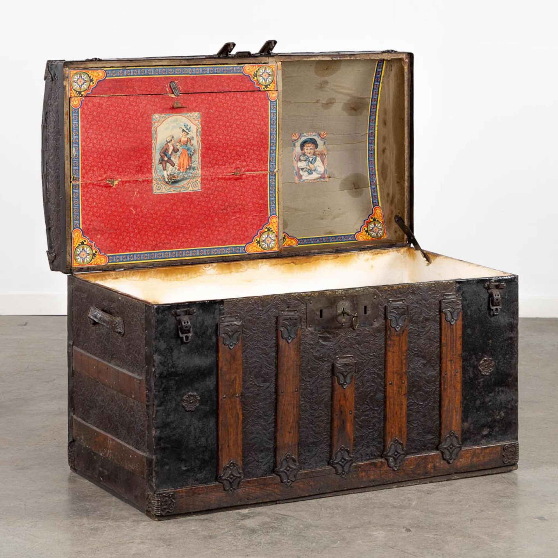 A large and antique chest decorated with leather and metal. (L:48 x W:95 x H:65 cm) - Bild 3 aus 13