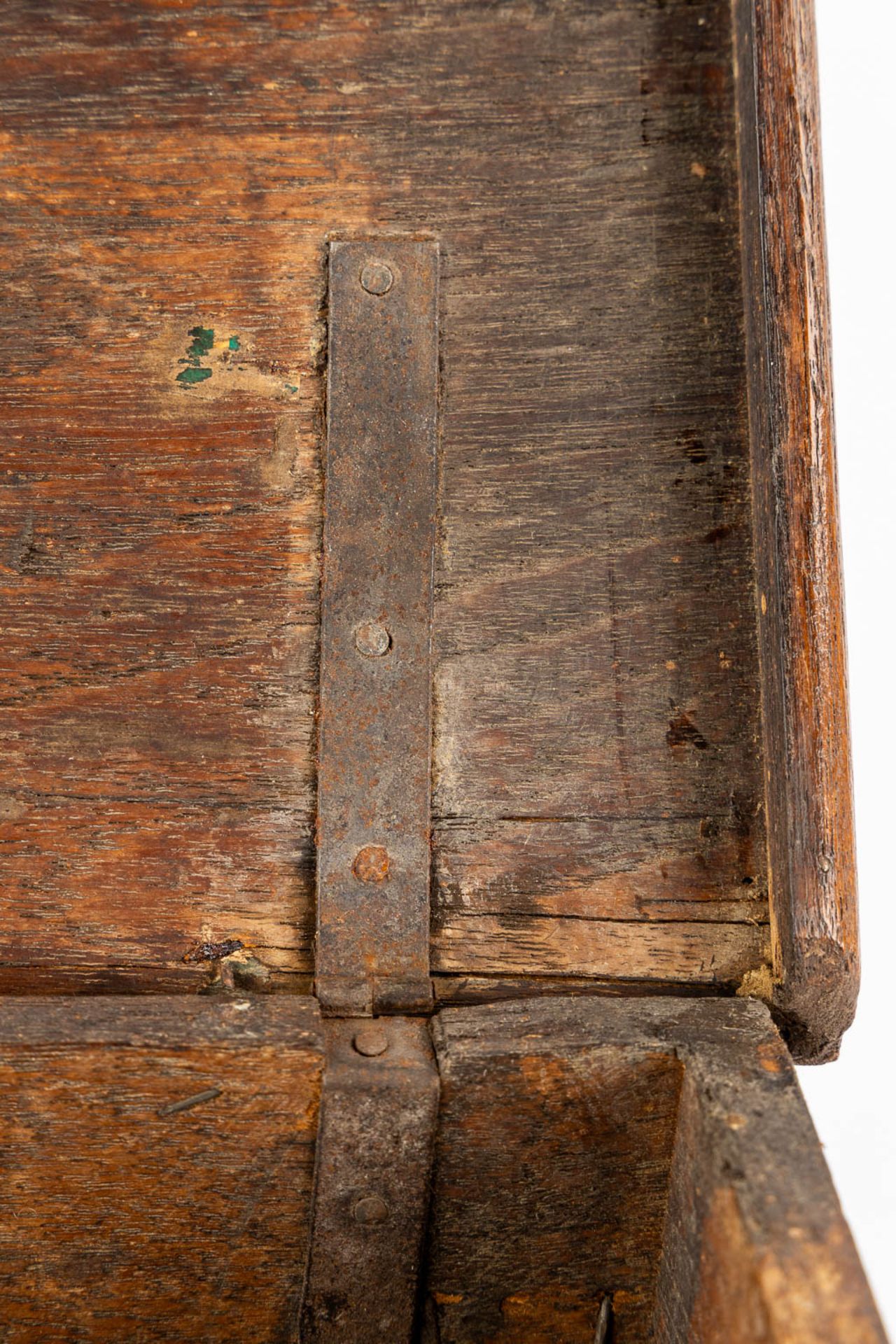 An antique money box or storage chest, oak and wrought iron, 19th C. (L:23 x W:31 x H:13 cm) - Image 9 of 13