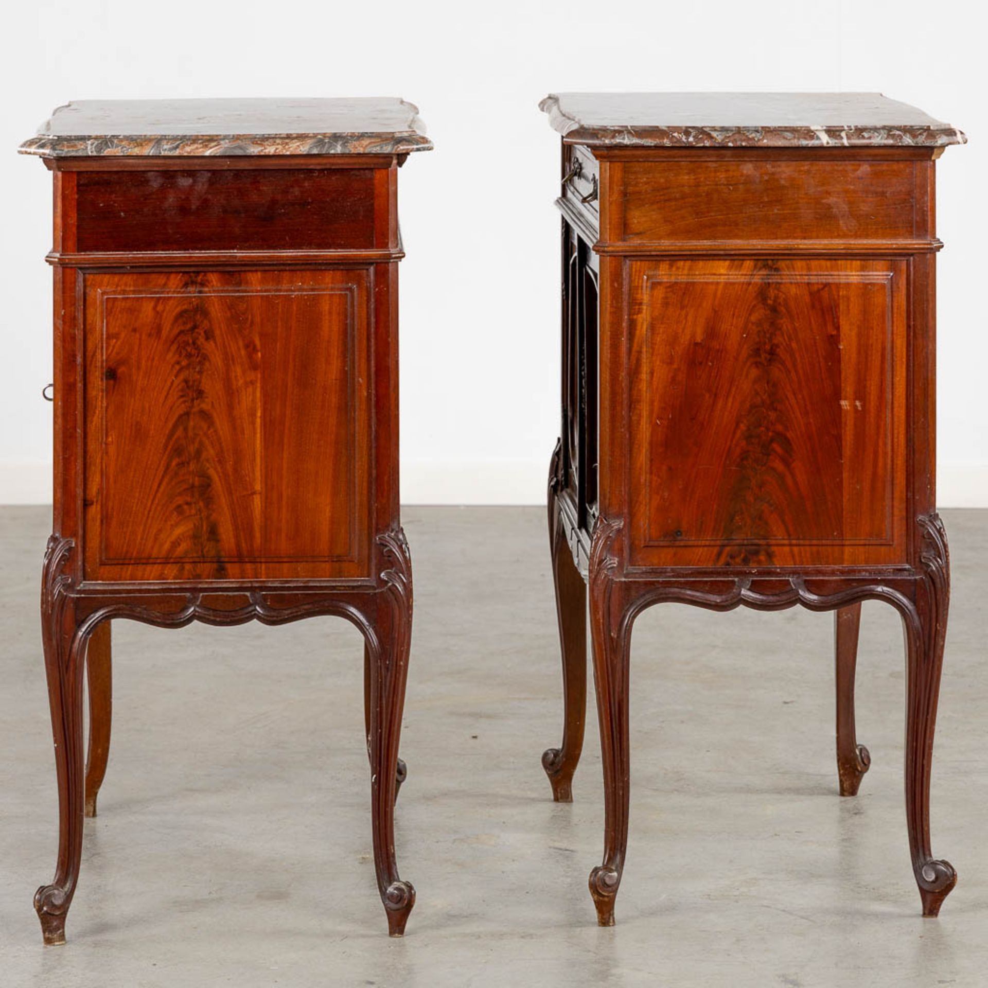 A pair of sculptured mahogany cabinets with a marble top, Louis XV style. (L:41 x W:63 x H:80 cm) - Bild 5 aus 15