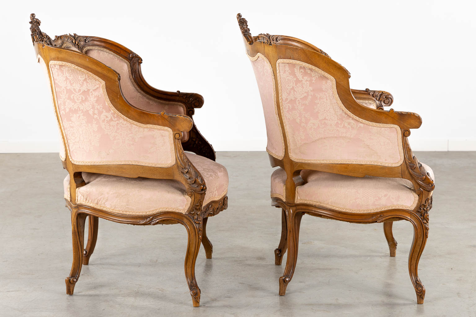 An 8-piece salon suite, sculptured wood in Louis XV style. Circa 1900. (L:67 x W:135 x H:103 cm) - Image 21 of 33