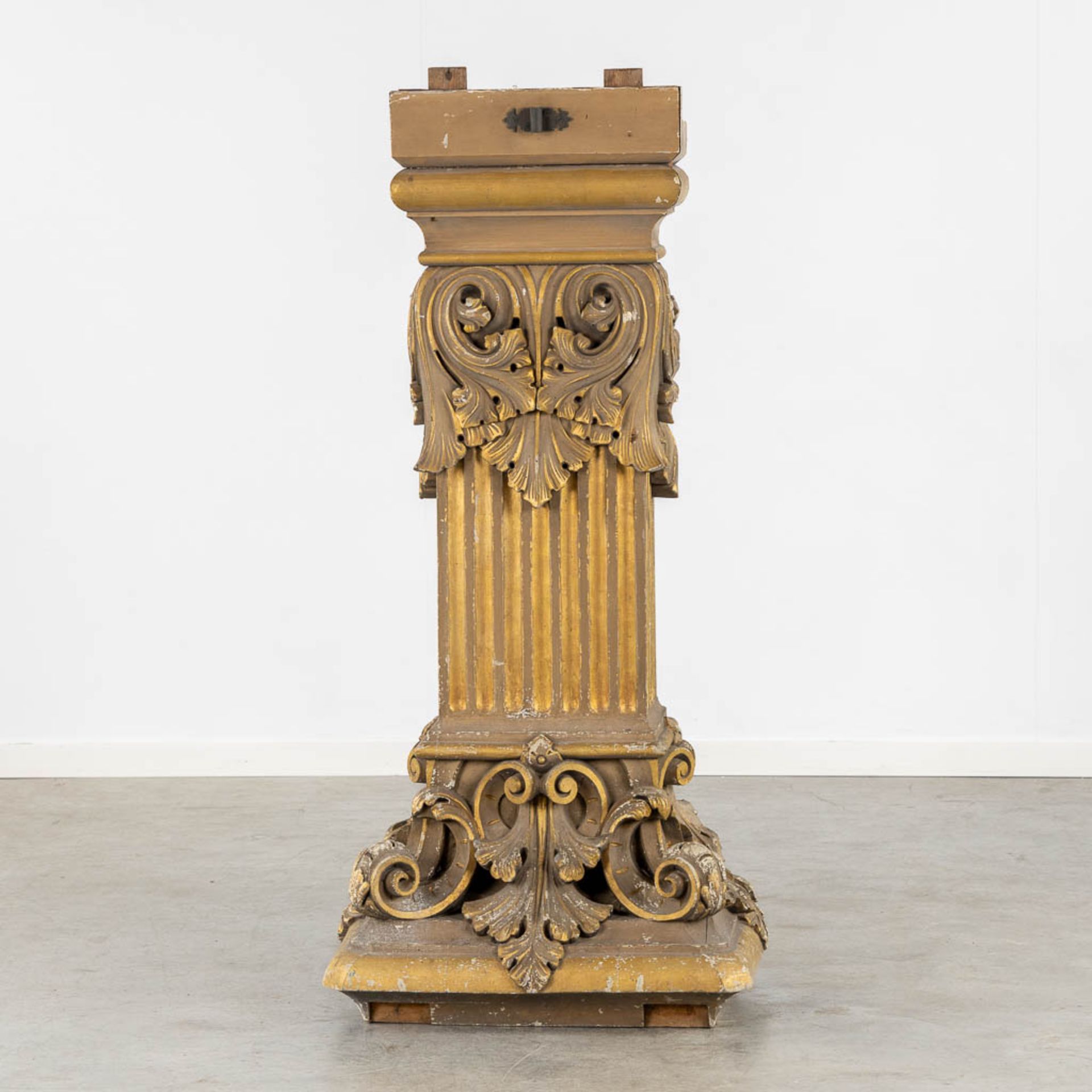 A richly gilt and woodsculptured pedestal with an ionic capitel. Circa 1900. (L:44 x W:60 x H:130 cm - Bild 4 aus 14