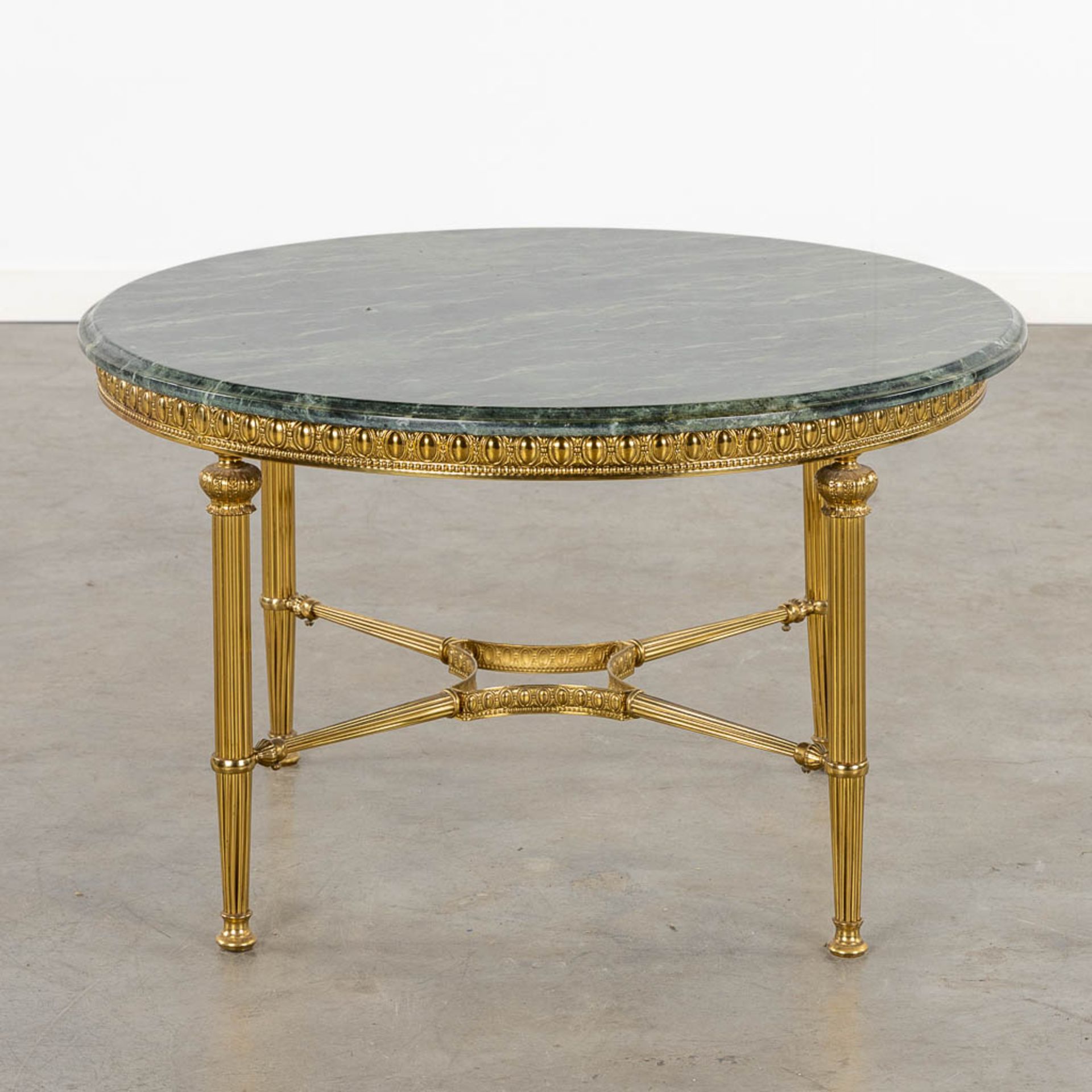 A brass coffee table with a green marble top. (H:46 x D:80 cm) - Bild 4 aus 12