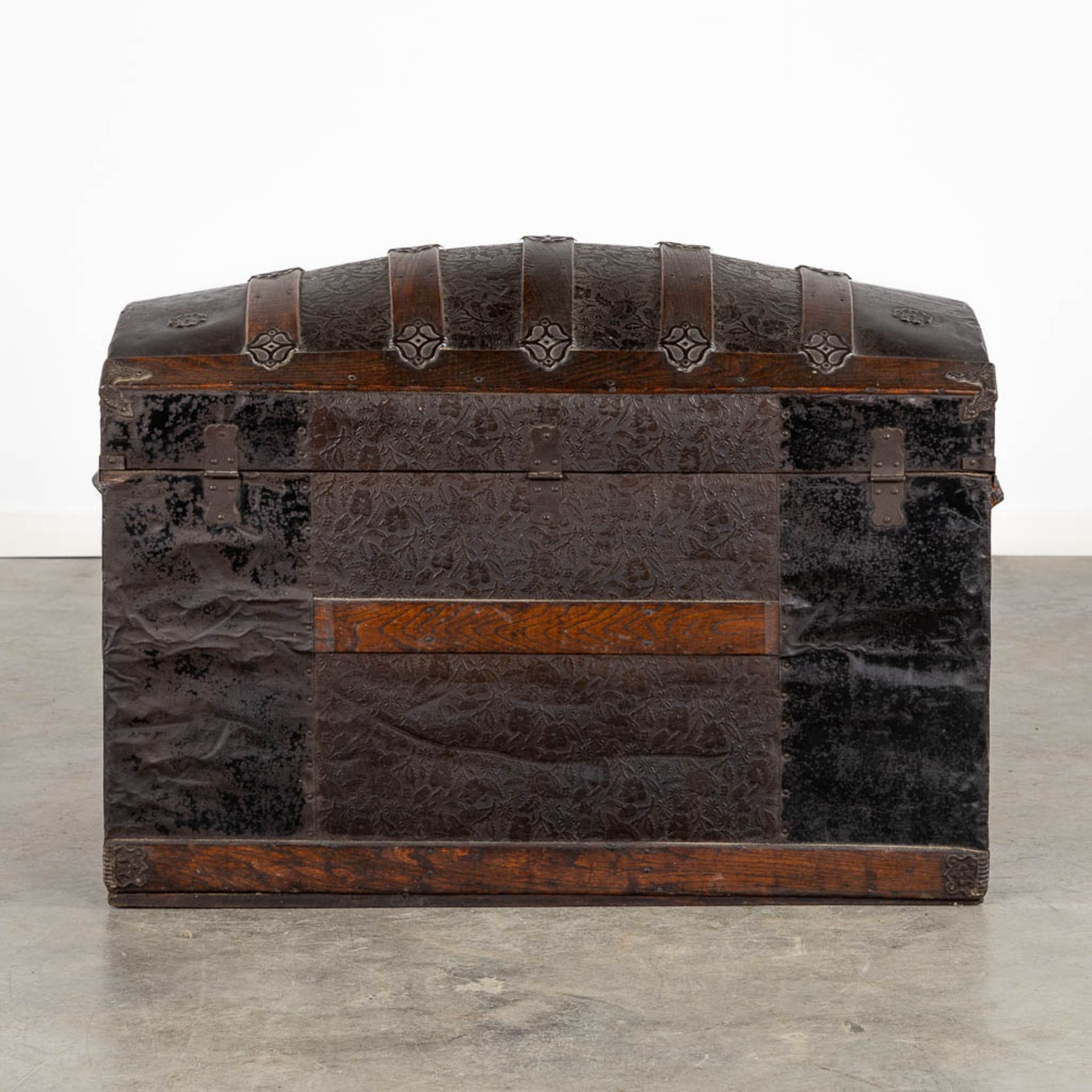 A large and antique chest decorated with leather and metal. (L:48 x W:95 x H:65 cm) - Bild 7 aus 13