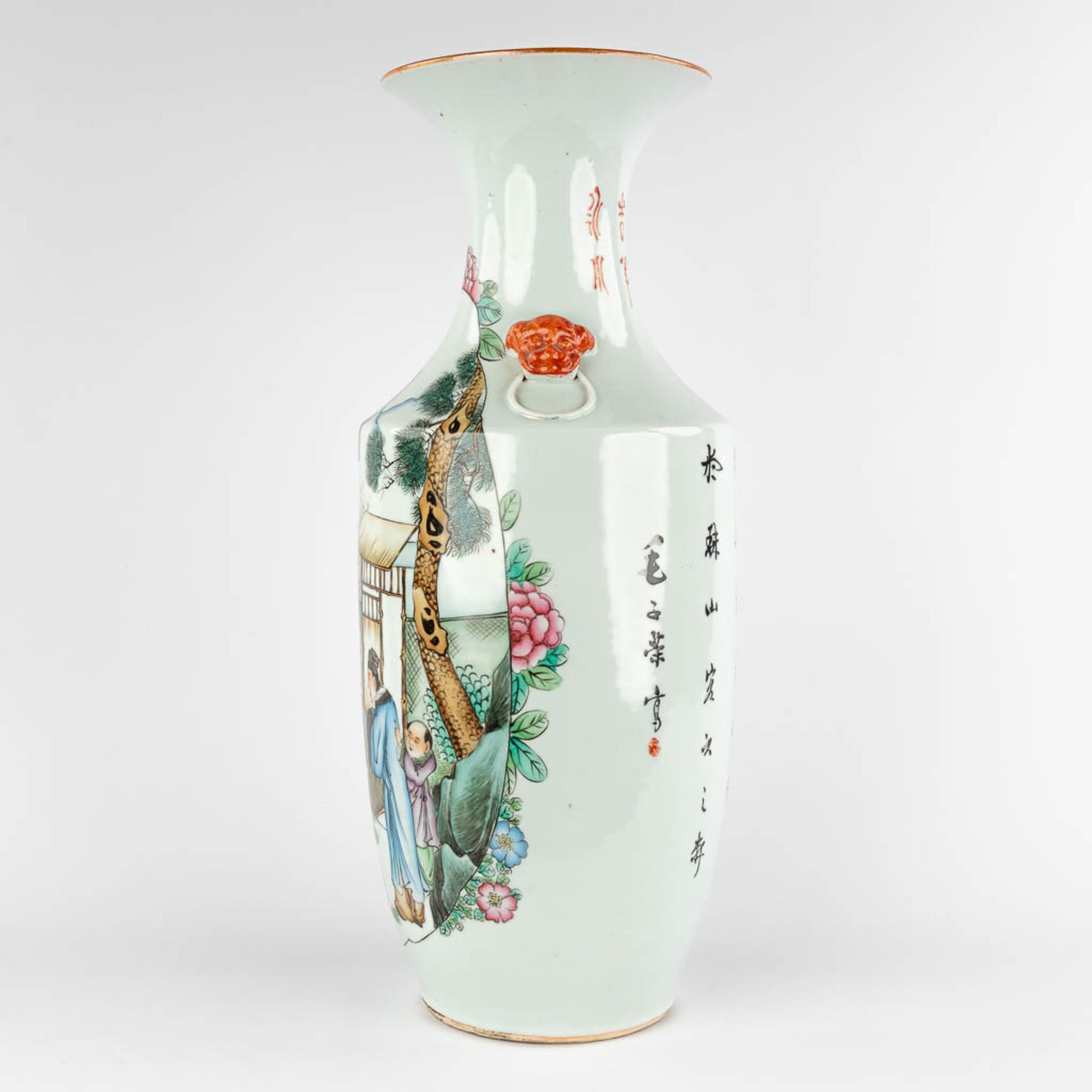 A Chinese vase decorated with wise men. (H:58 x D:23 cm) - Bild 5 aus 11