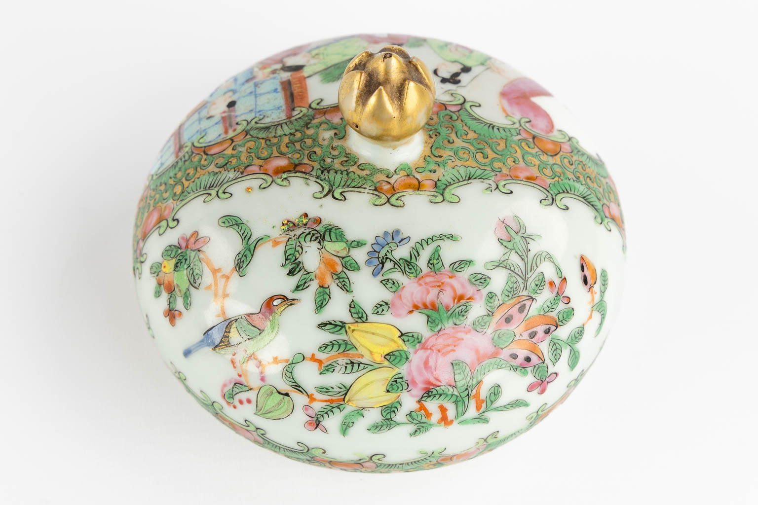 A Chinese Canton vase with a lid, interior scnes with figurines, fauna and flora. 19th/20th C. (H:4 - Image 13 of 19