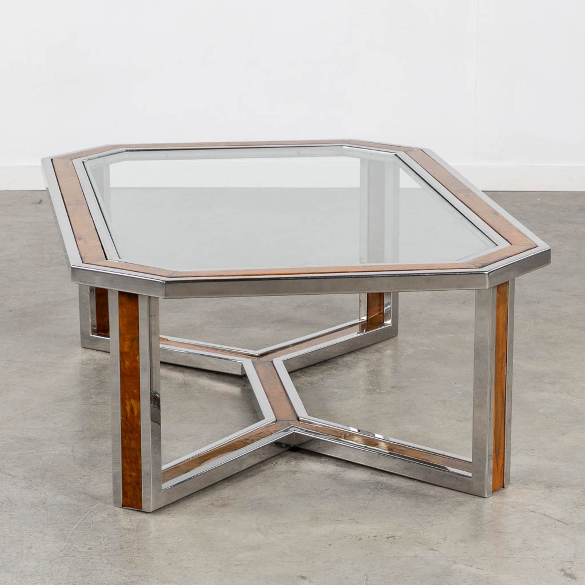 A coffee table, chrome with a faux wood inlay and a glass top. (L:80 x W:120 x H:40 cm) - Image 4 of 10