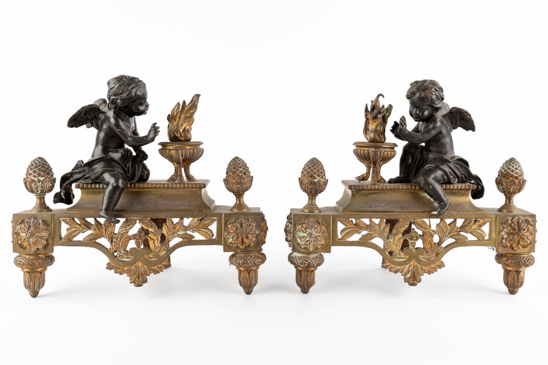 A pair of bronze fireplace andirons, gilt and patinated bronze, Louis XVI style. Circa 1900. (W:30 x - Bild 3 aus 10